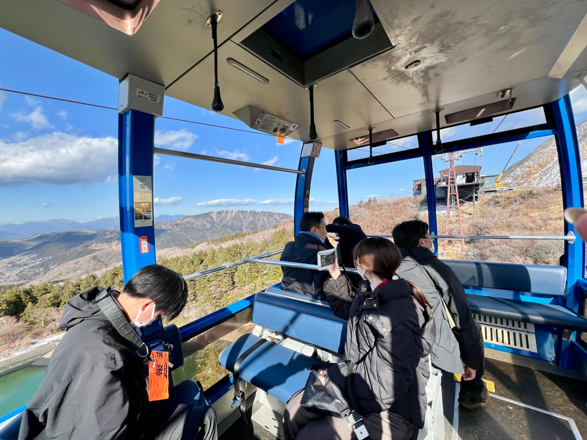 ロープスターの車内。窓がない分、景色がクリアに見え、山の空気もダイレクトに感じられる
