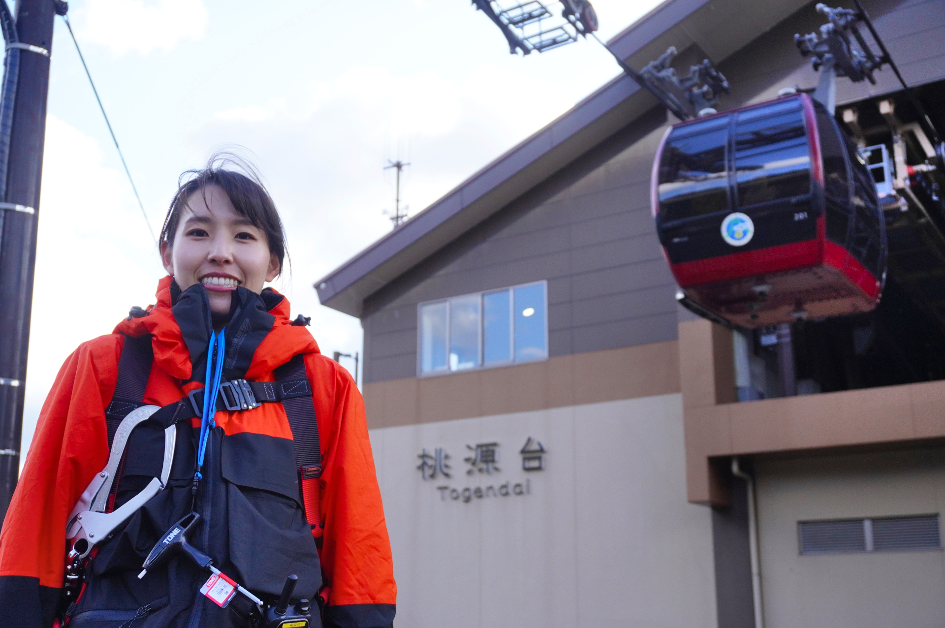 株式会社小田急箱根 運輸本部 策動部 三宅佳代氏。箱根ロープウェイのスタッフで、ロープスターのガイドも務める