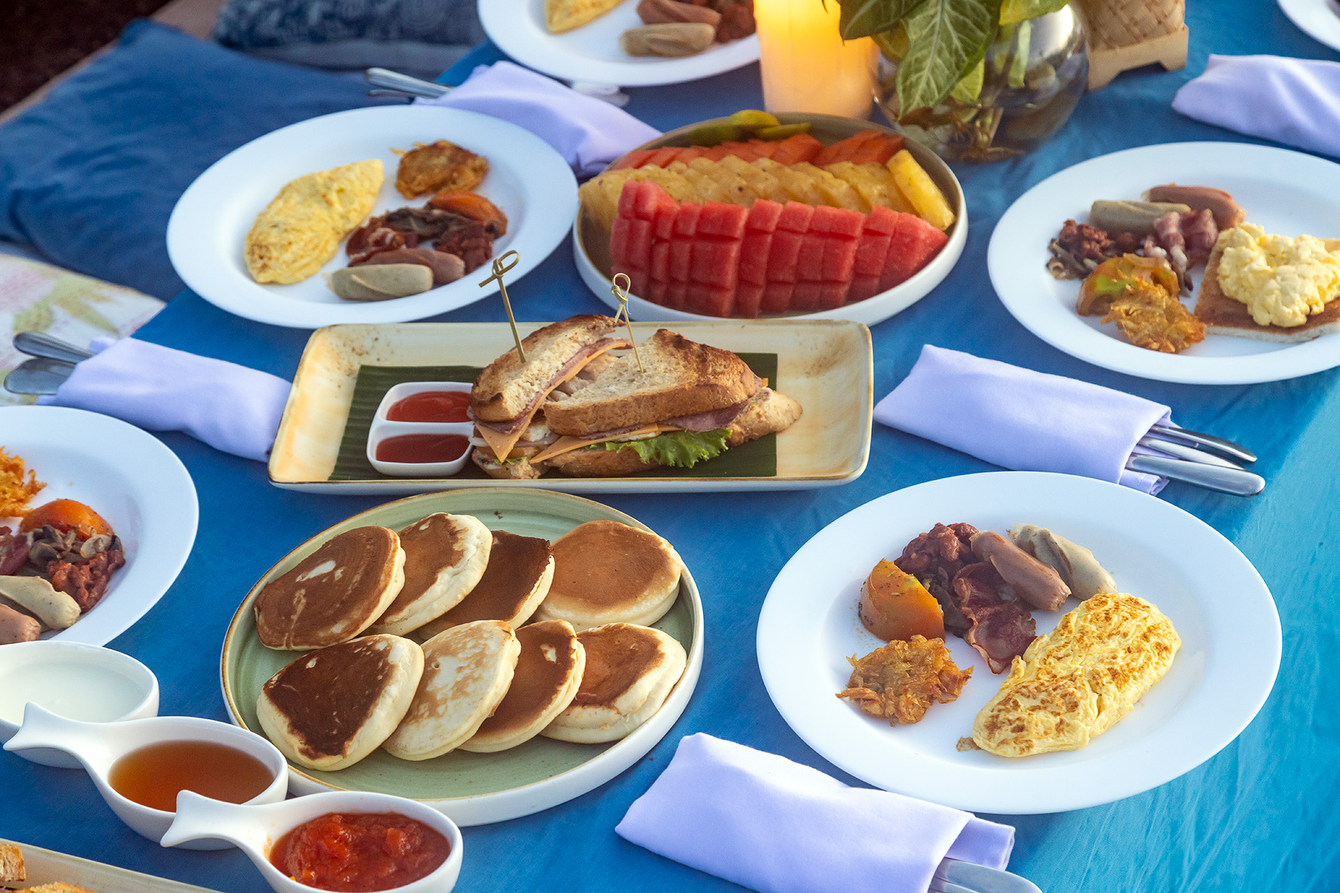 朝食は卵のメインプレートのほかサンドイッチやパンケーキ、フルーツなど。ホテルの食事に限らずフルーツはもちろんパンが美味しく感じられた
