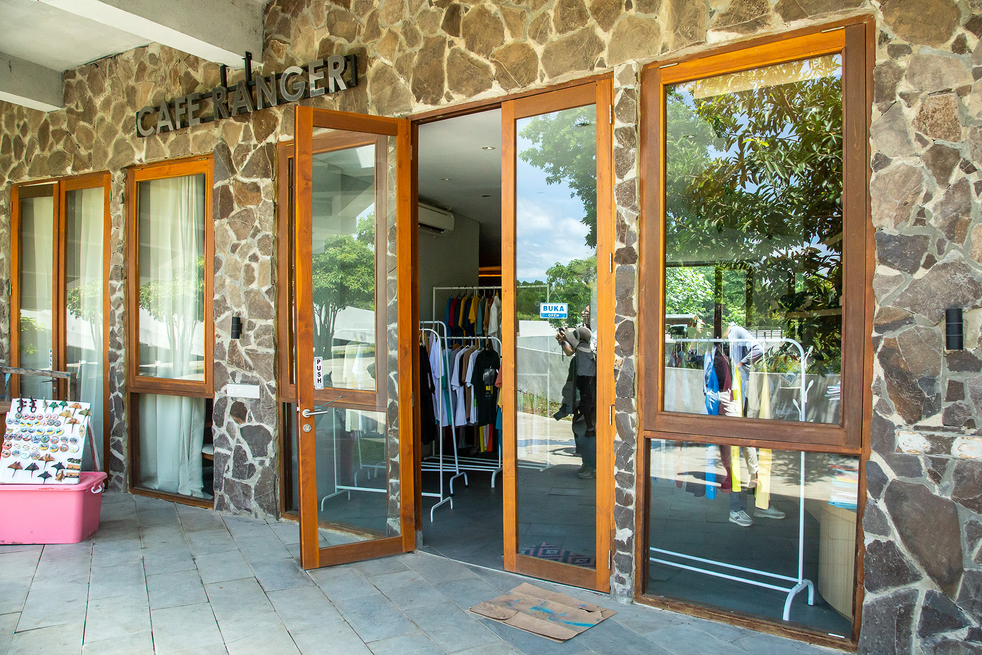 カフェとショップも併設されている