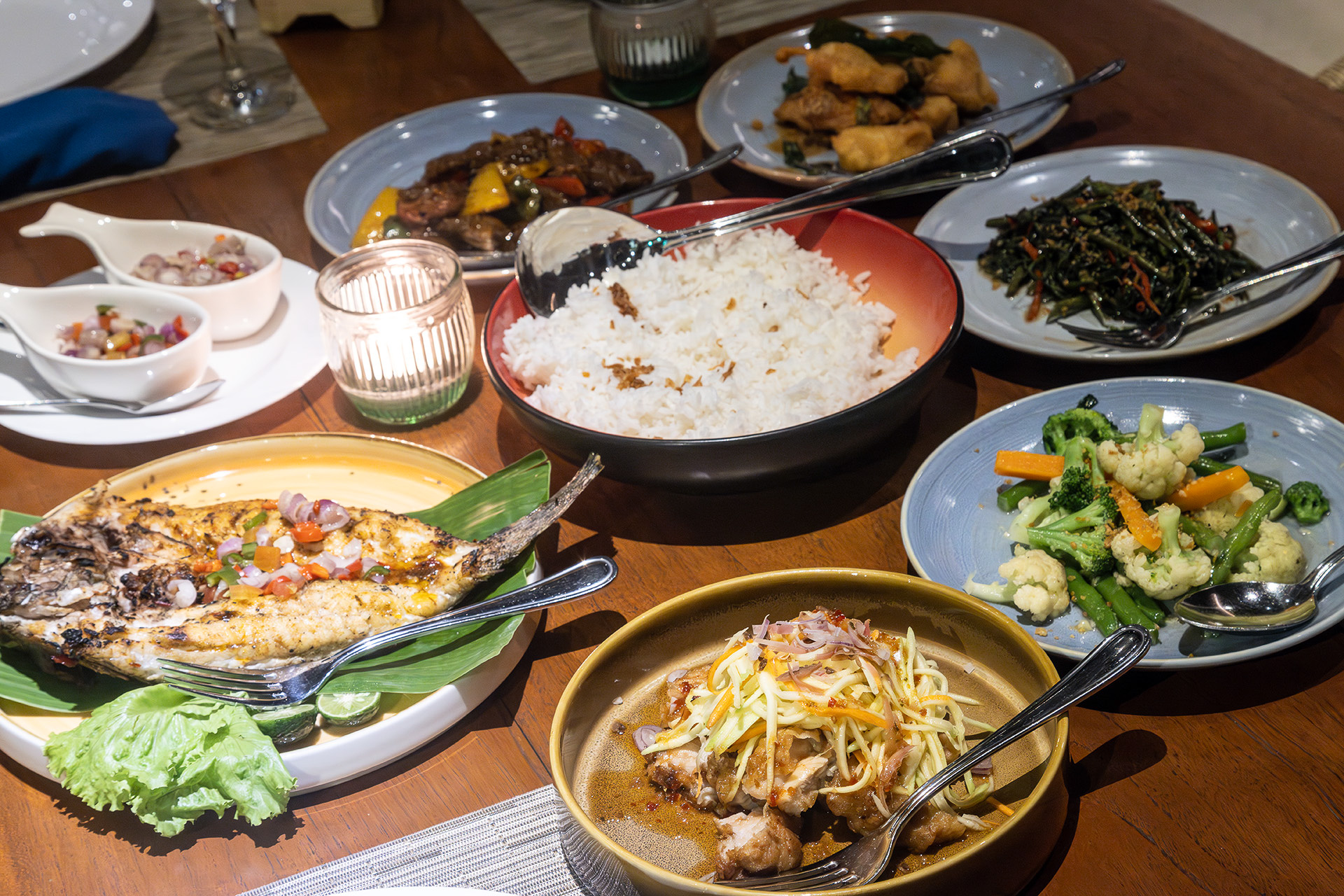 この日のディナーはアトランティス オン ザ ロックで。インドネシア風味を加えた中華料理といった感じでご飯がすすむメニューだった