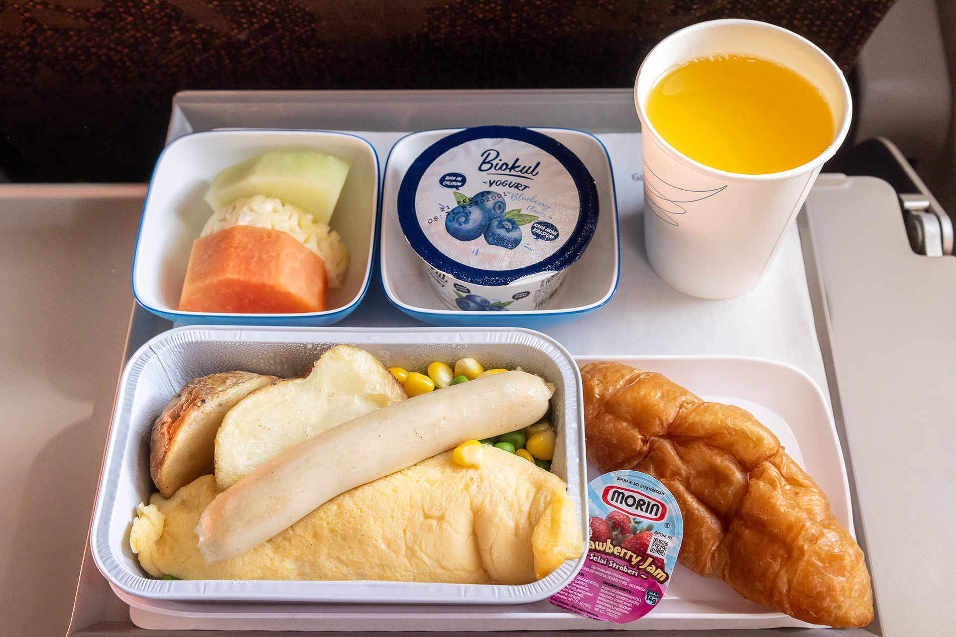 到着前にオムレツメインの朝食が提供された