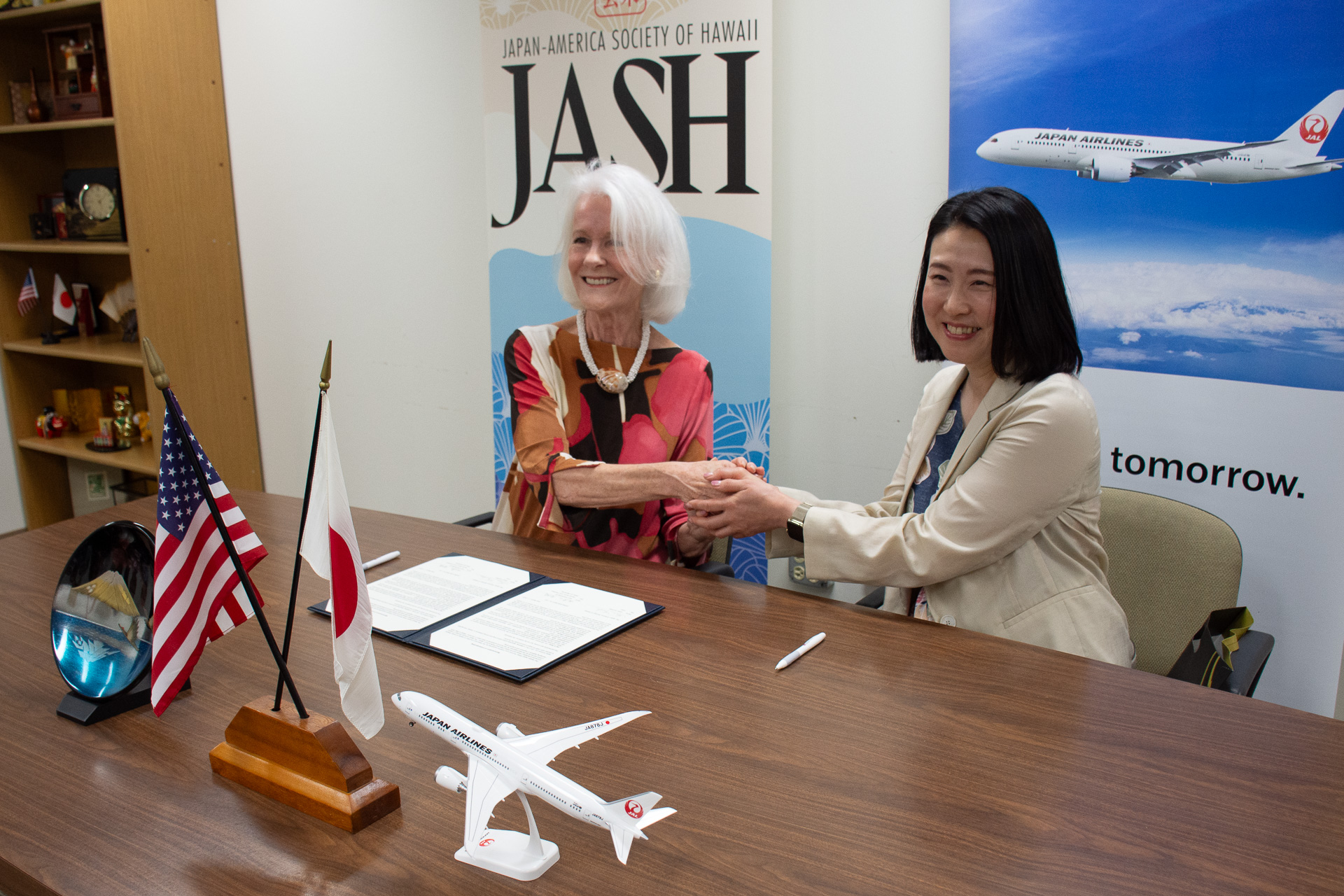 連携協定に調印。左はハワイ日米協会 Board Chair Ms. Karen Knudsen、右は日本航空株式会社 執行役員 ソリューション営業本部 副本部長 西原口香織氏
