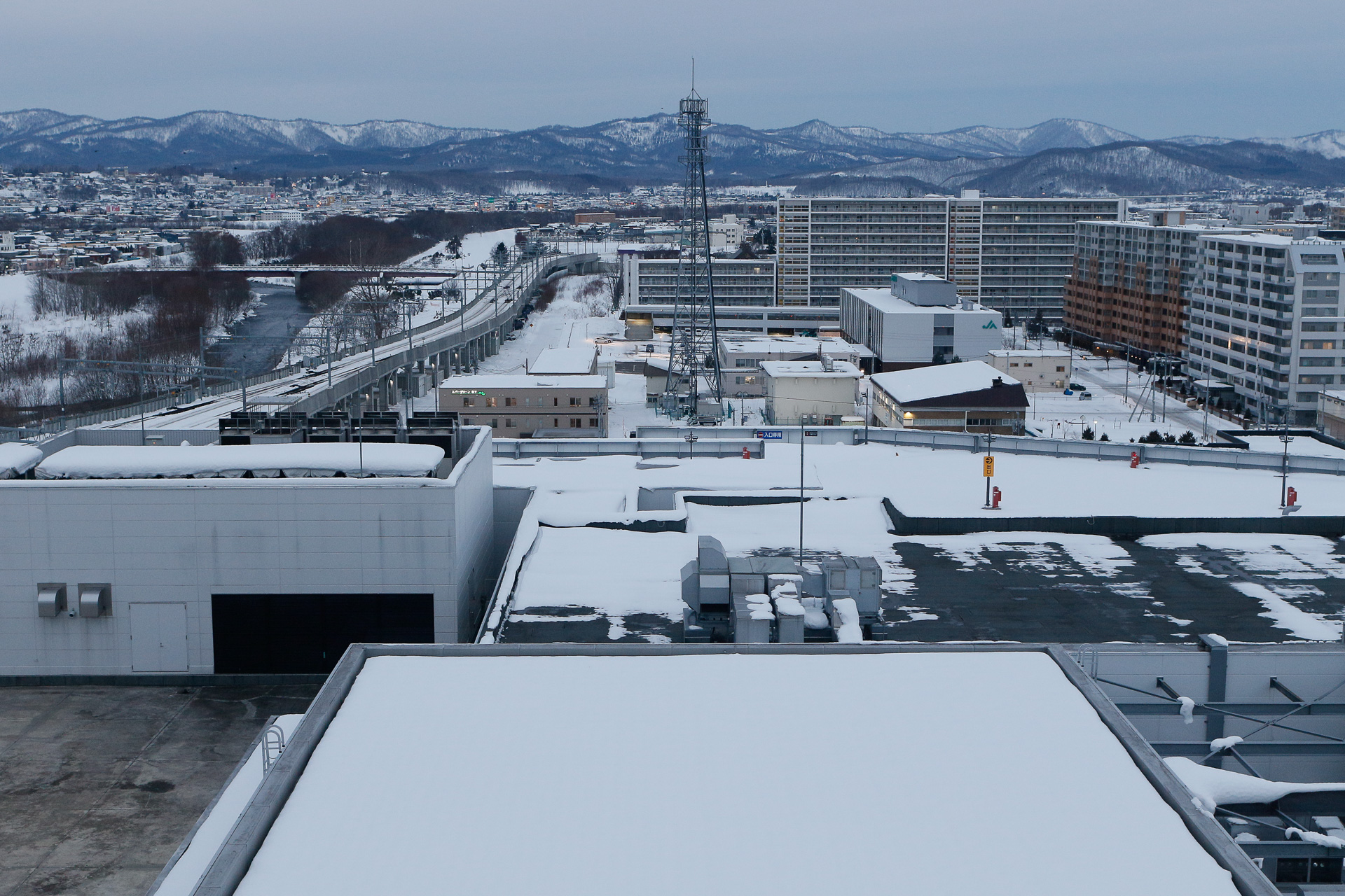 JRイン旭川で。西側に面した客室だと、一応は函館本線の線路が見える