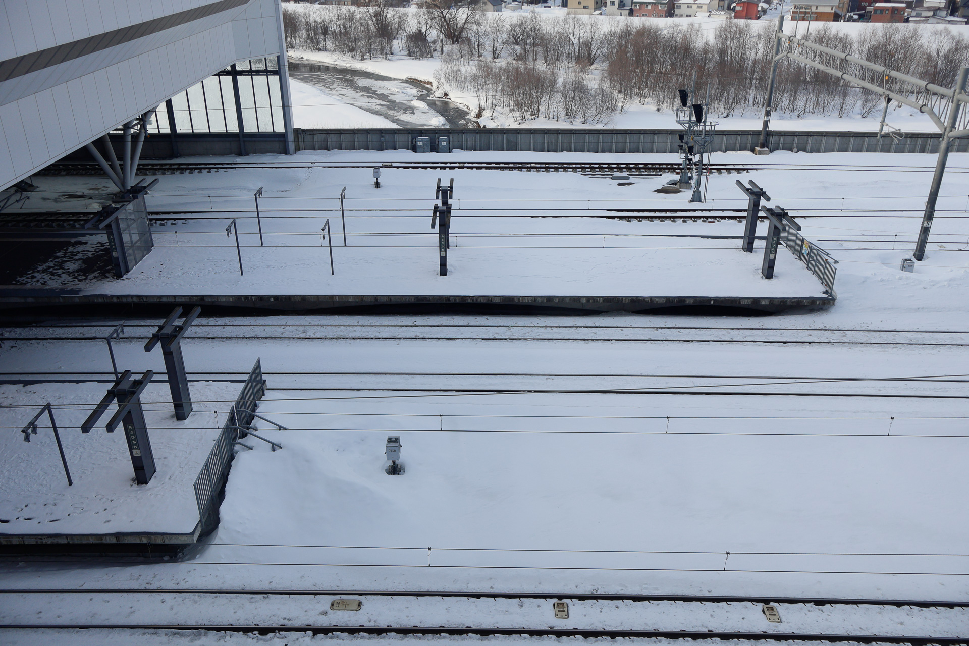 実はJRイン旭川の場合、ロビーから駐車場に向かう通路の窓が、もっとも駅に近い