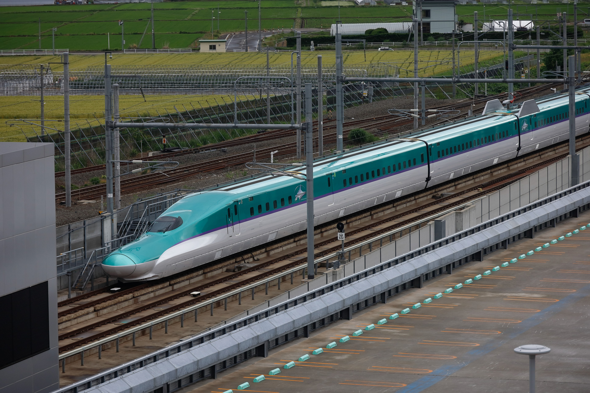 ホテル・ラ・ジェント・プラザ函館北斗で、東京に向かう上り始発列車「はやぶさ10号」のH5系を見送る図