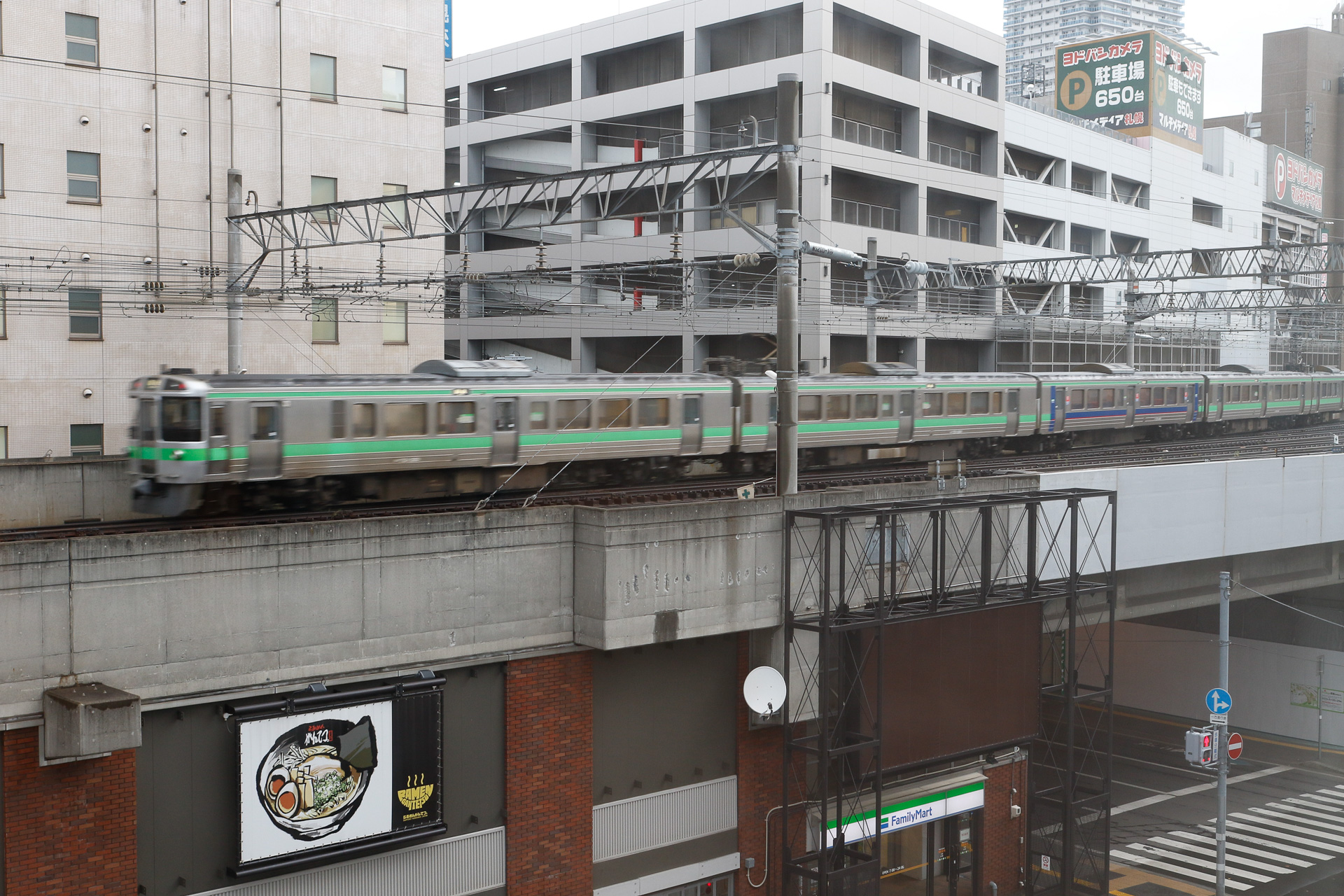 JRイン札幌は函館本線の高架橋の南側に隣接する。この高架橋の手前に新幹線の高架橋ができる