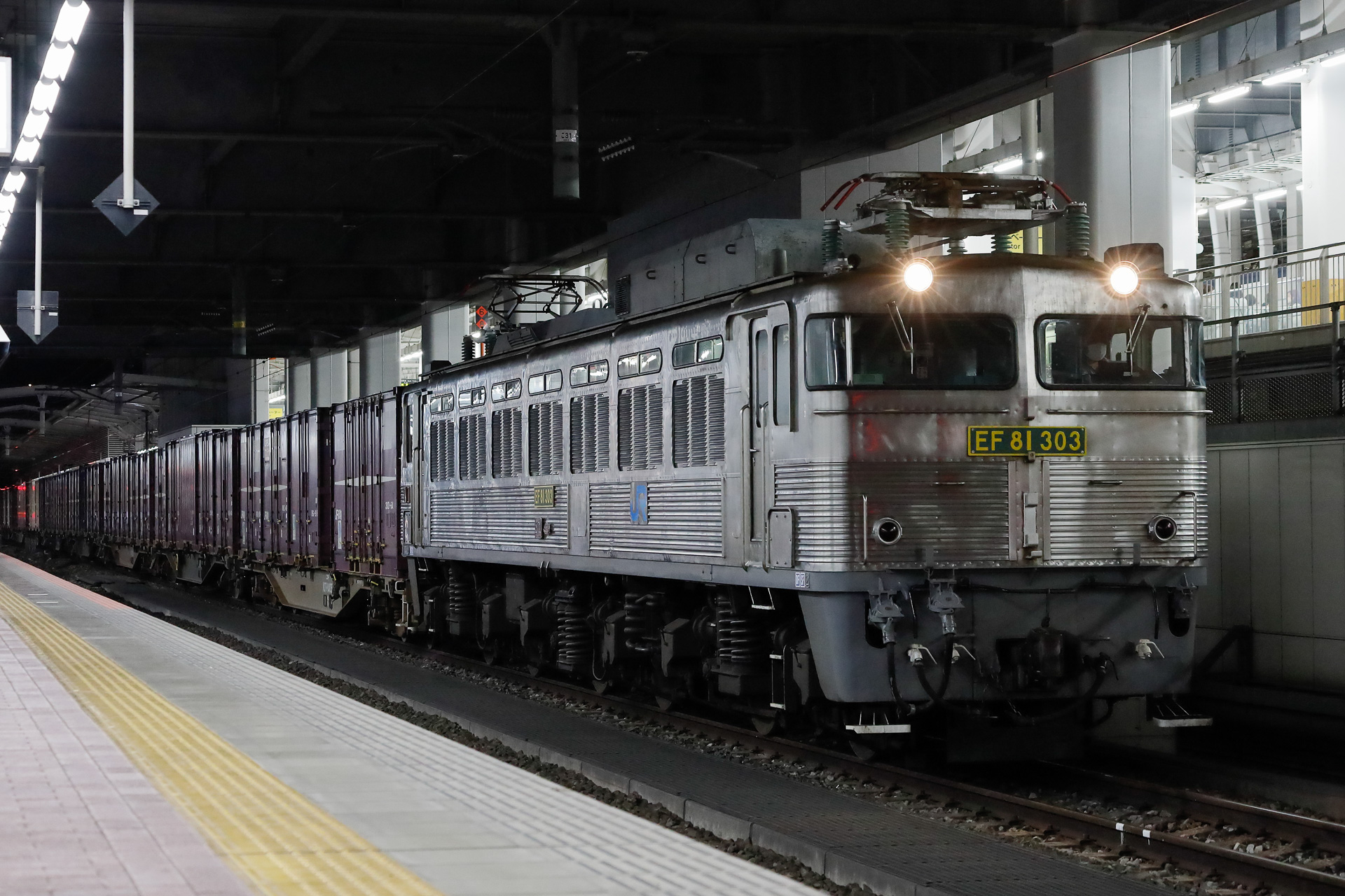博多駅で。「貨物時刻表」を見ると分かるが、主要幹線では夜間に貨物列車が走る場面が多い