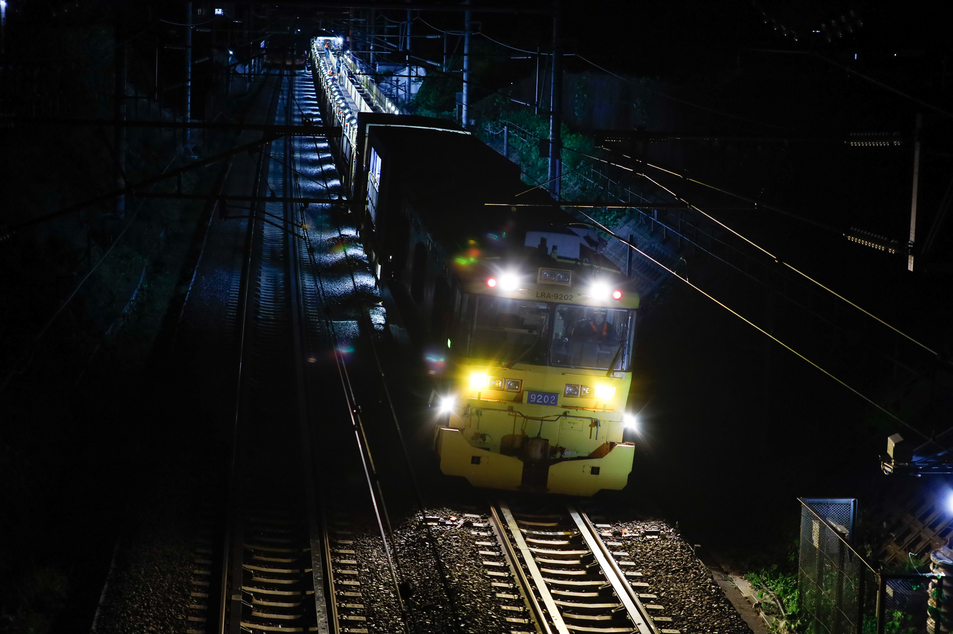 新幹線では夜間の主役は保守用車、これはロングレール輸送車LRA9200といい、新しいレールの搬入や、外した古いレールの搬出に使う