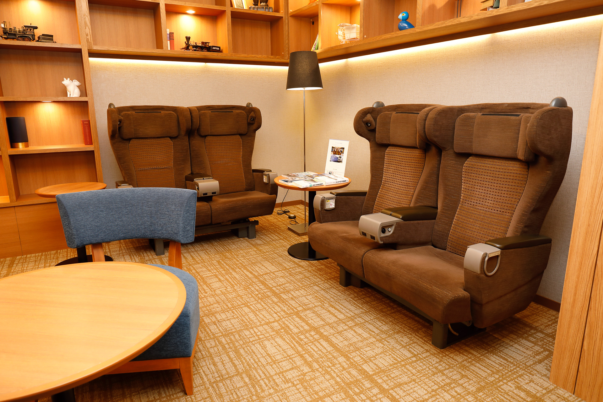 JRイン千歳の宿泊者専用ラウンジには、281系気動車で使われていたグリーン車の腰掛が置かれている