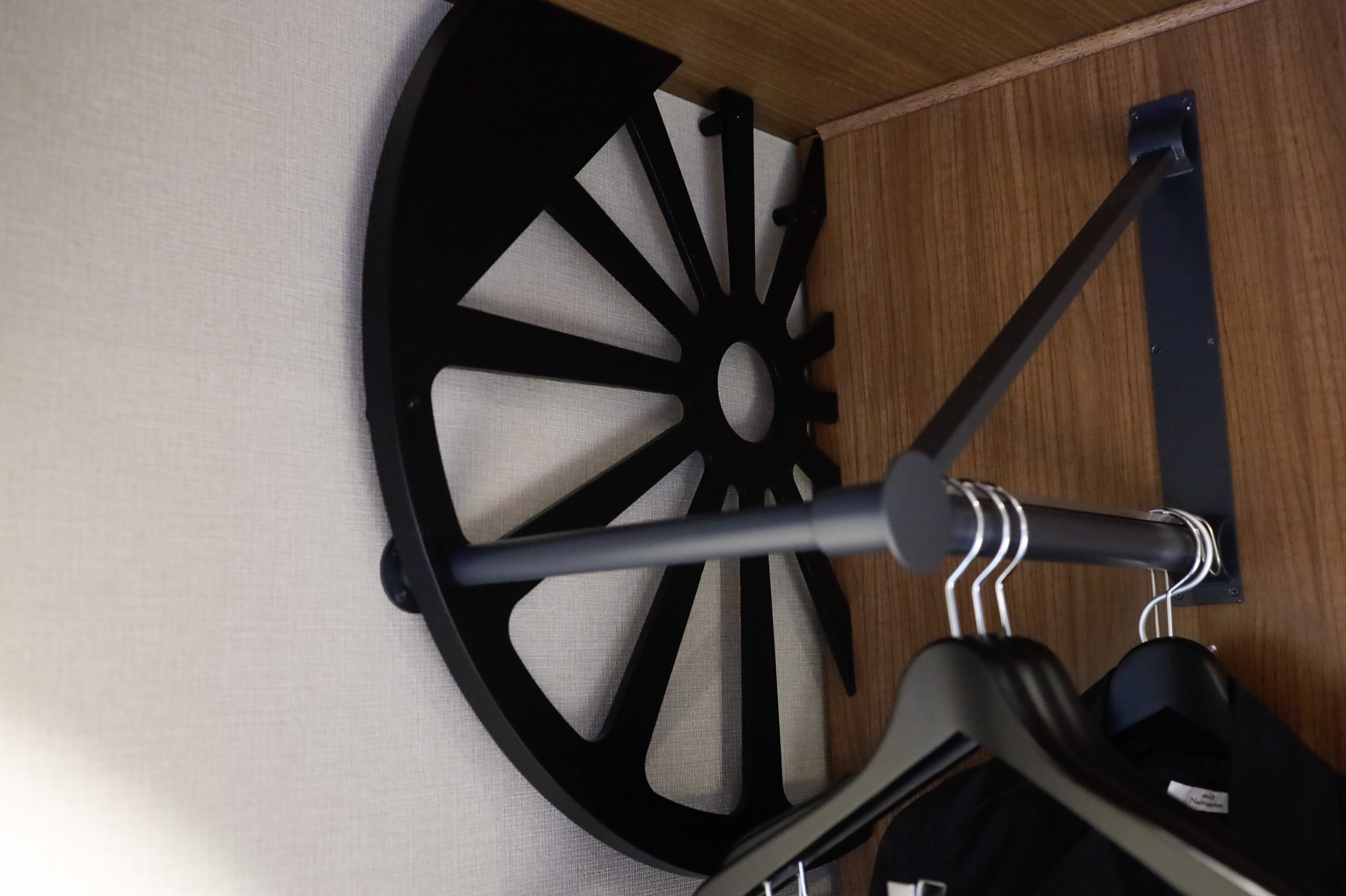 JRイン函館の客室で。ハンガー掛けが蒸気機関車の動輪をモチーフにしている