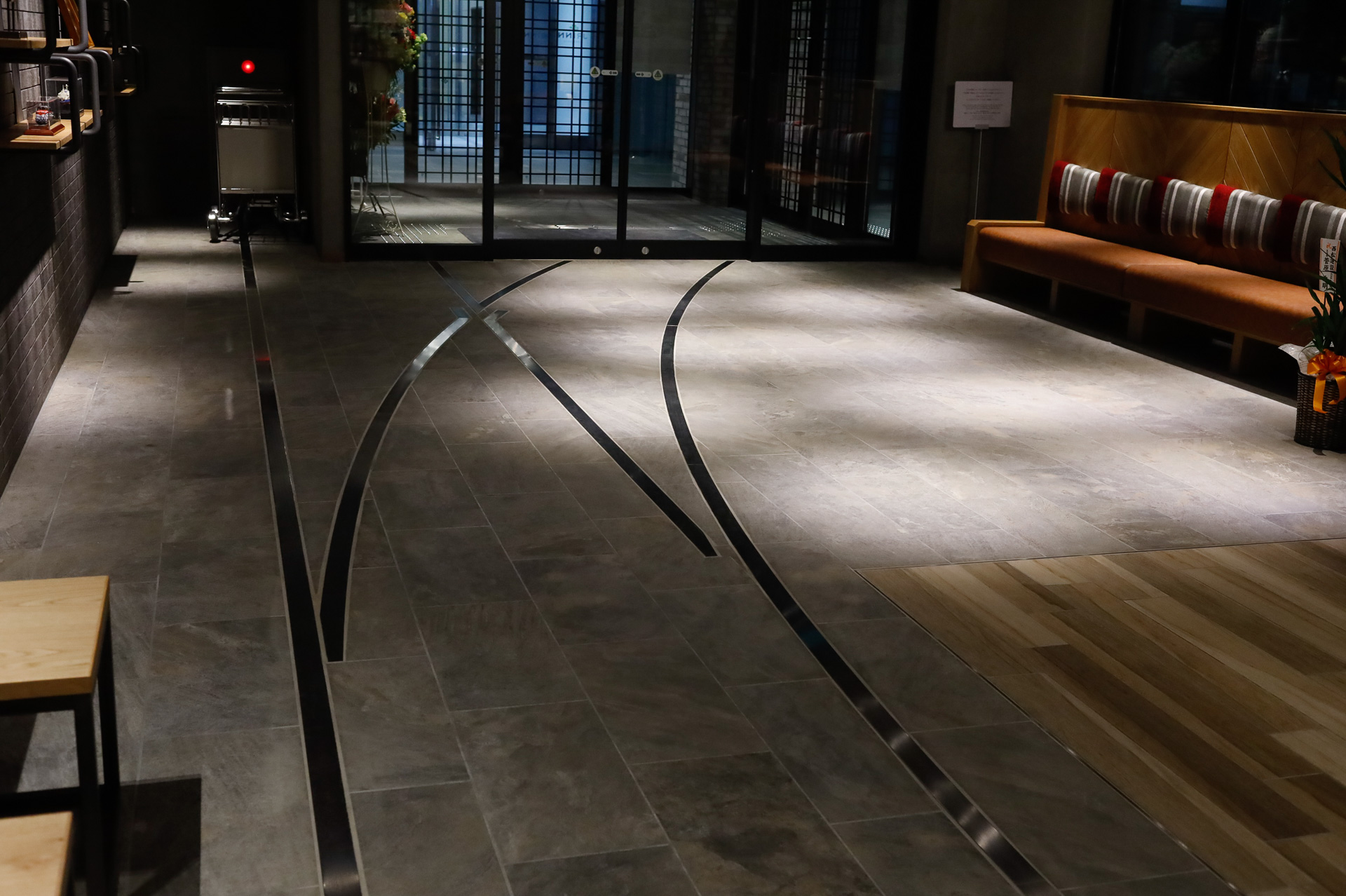 JRイン函館のロビーで。床に、明らかに「分岐するレール」だと分かる線が描かれている。こんな遊びが楽しい