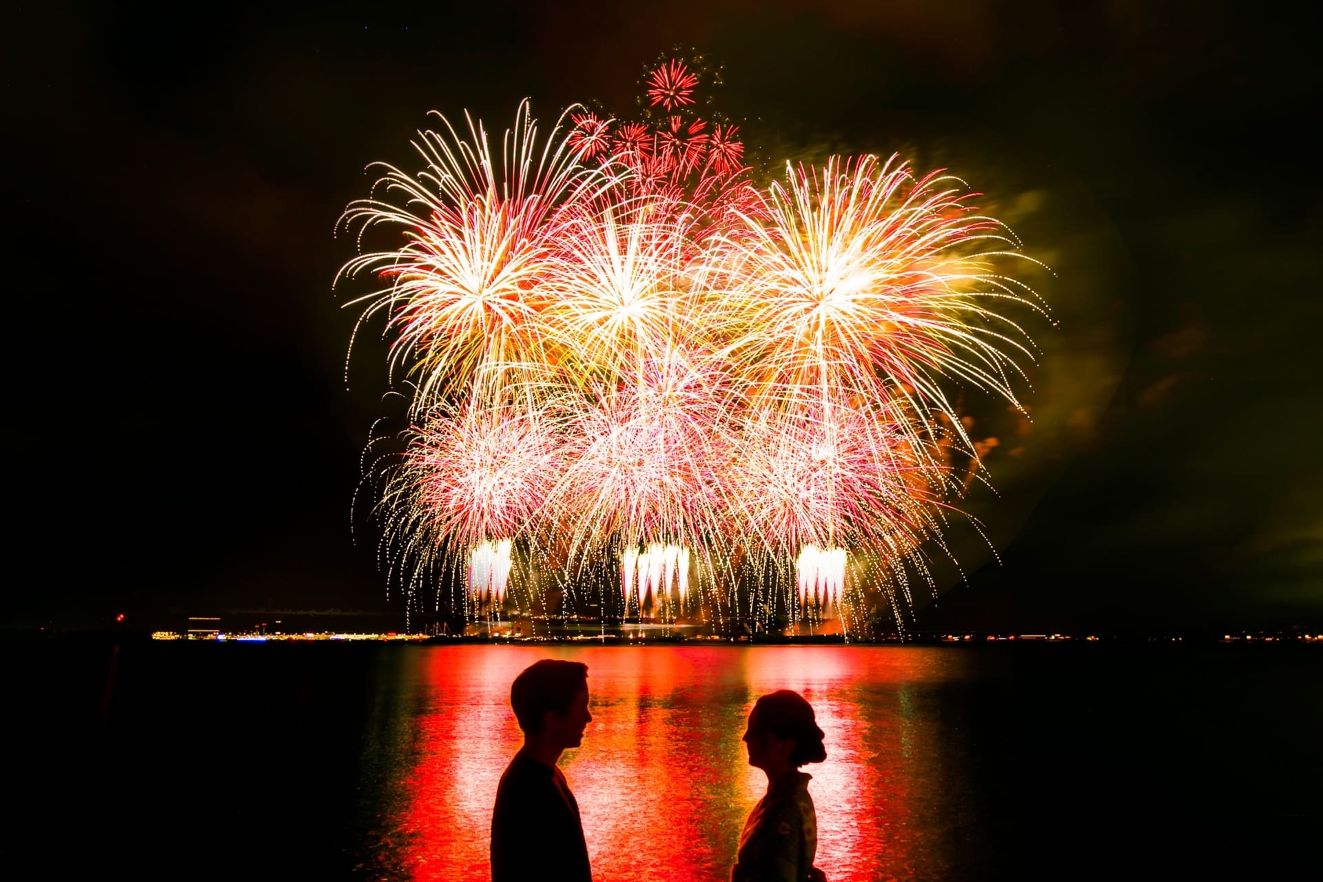 「泉州夢花火」では有料の観覧チケットを販売。花火が打ち上がるまでの時間は、グルメや大道芸、縁日などを楽しめる