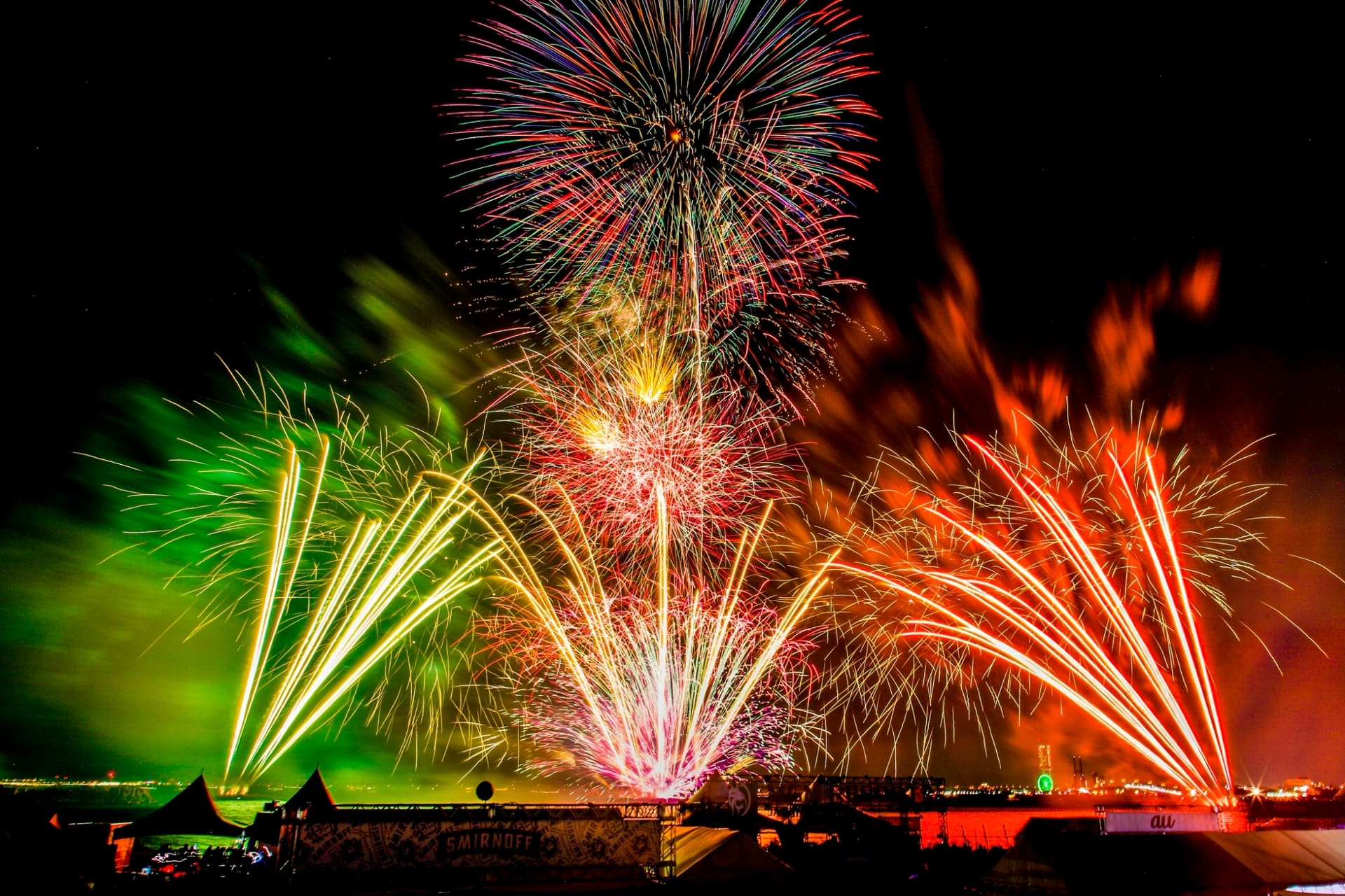 「泉州夢花火」では有料の観覧チケットを販売。花火が打ち上がるまでの時間は、グルメや大道芸、縁日などを楽しめる