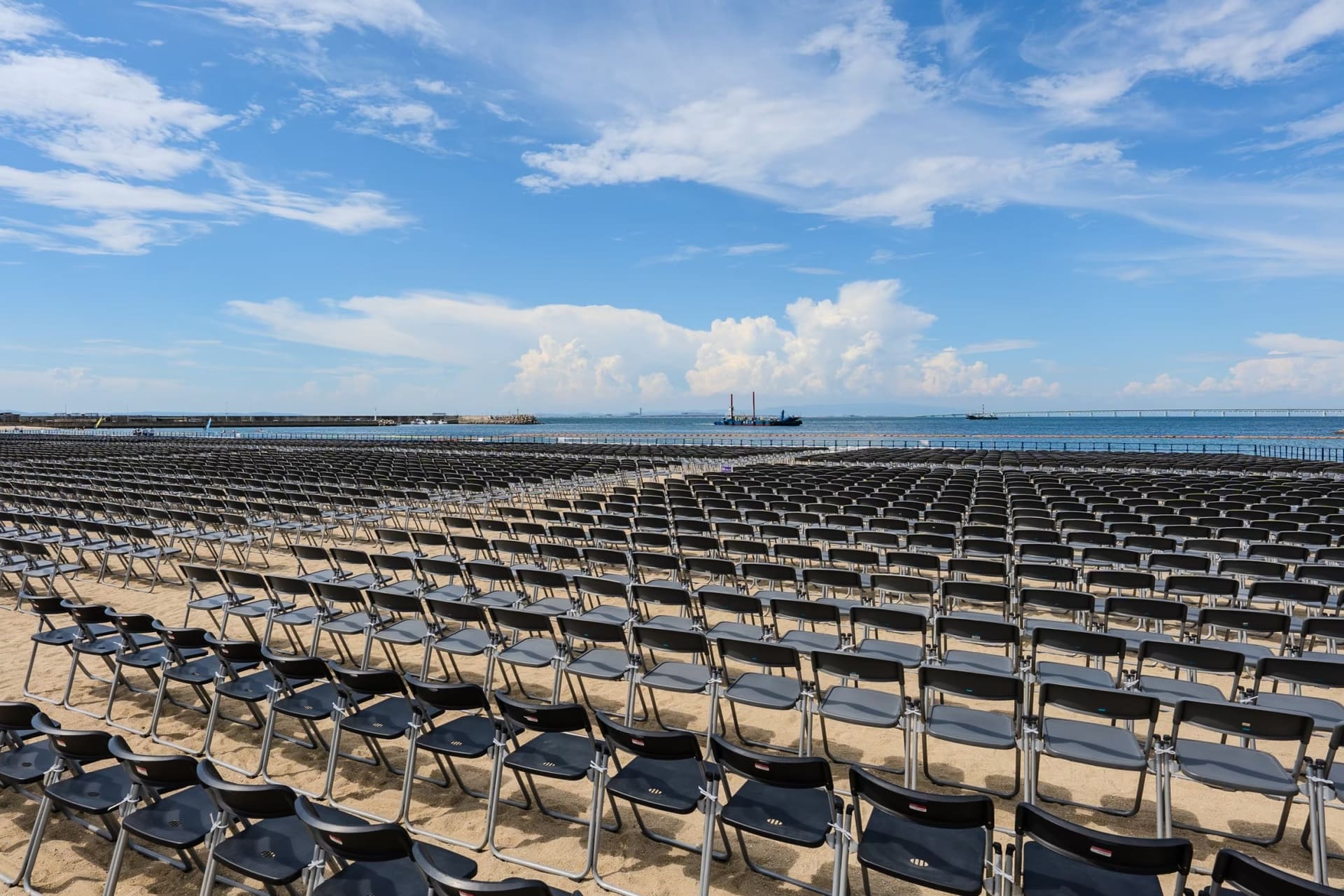 「泉州夢花火」では有料の観覧チケットを販売。花火が打ち上がるまでの時間は、グルメや大道芸、縁日などを楽しめる