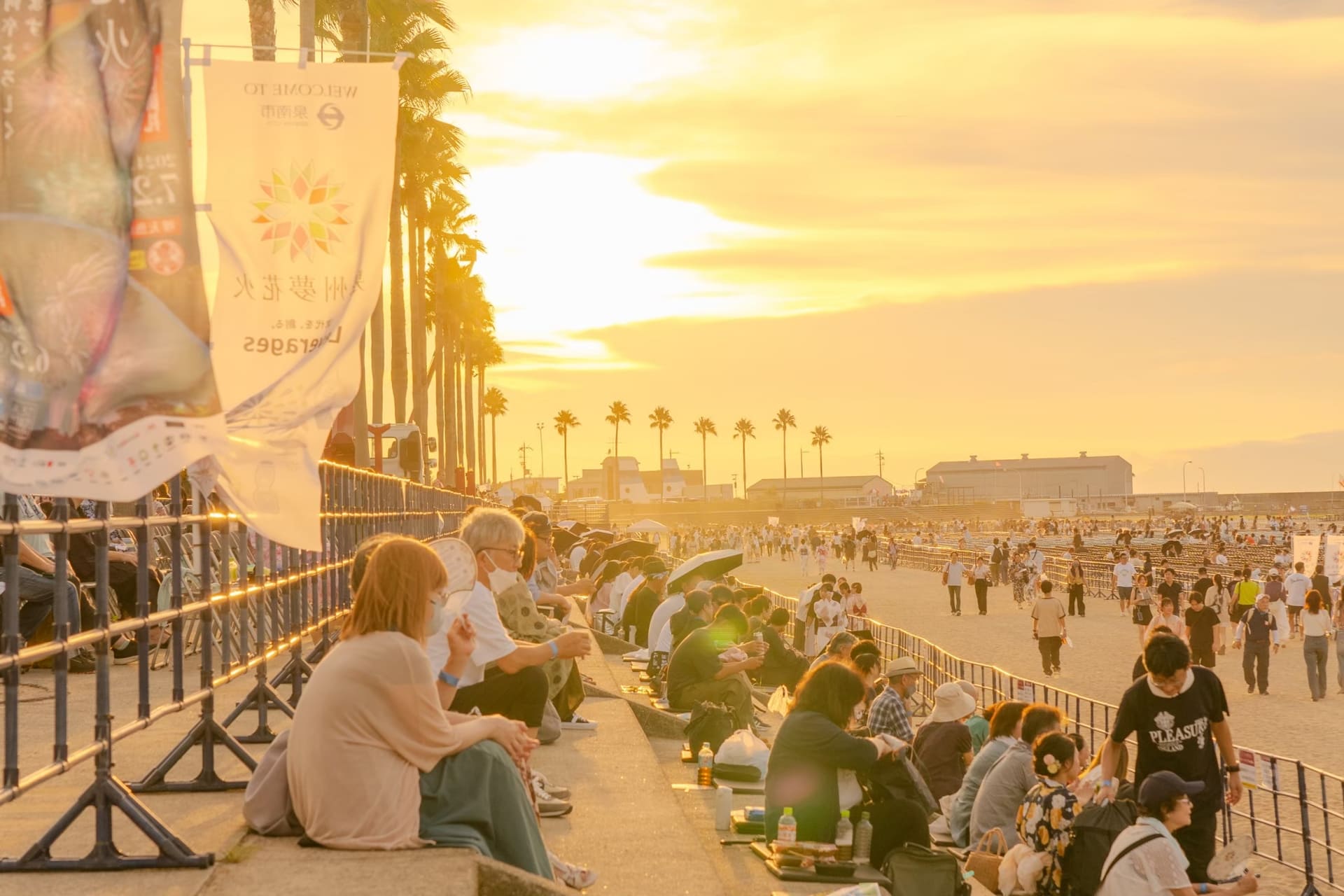 「泉州夢花火」では有料の観覧チケットを販売。花火が打ち上がるまでの時間は、グルメや大道芸、縁日などを楽しめる