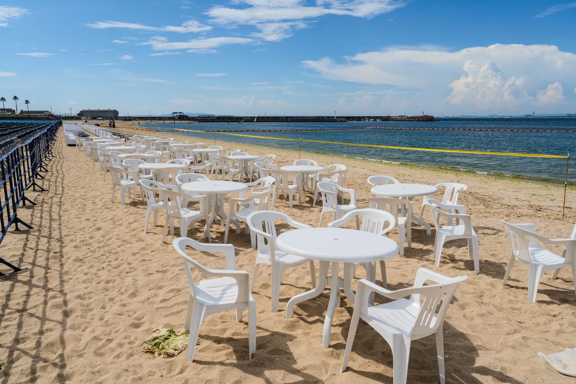 「泉州夢花火」では有料の観覧チケットを販売。花火が打ち上がるまでの時間は、グルメや大道芸、縁日などを楽しめる