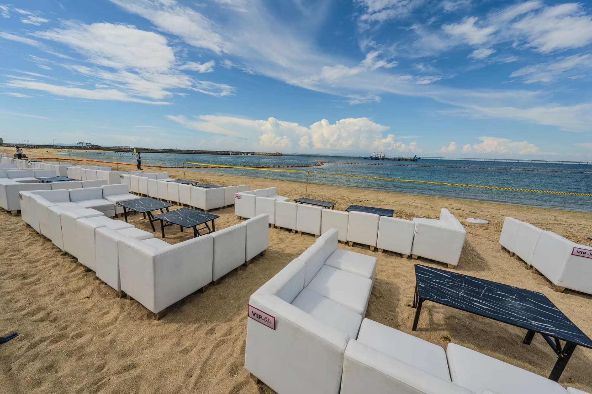 「泉州夢花火」では有料の観覧チケットを販売。花火が打ち上がるまでの時間は、グルメや大道芸、縁日などを楽しめる