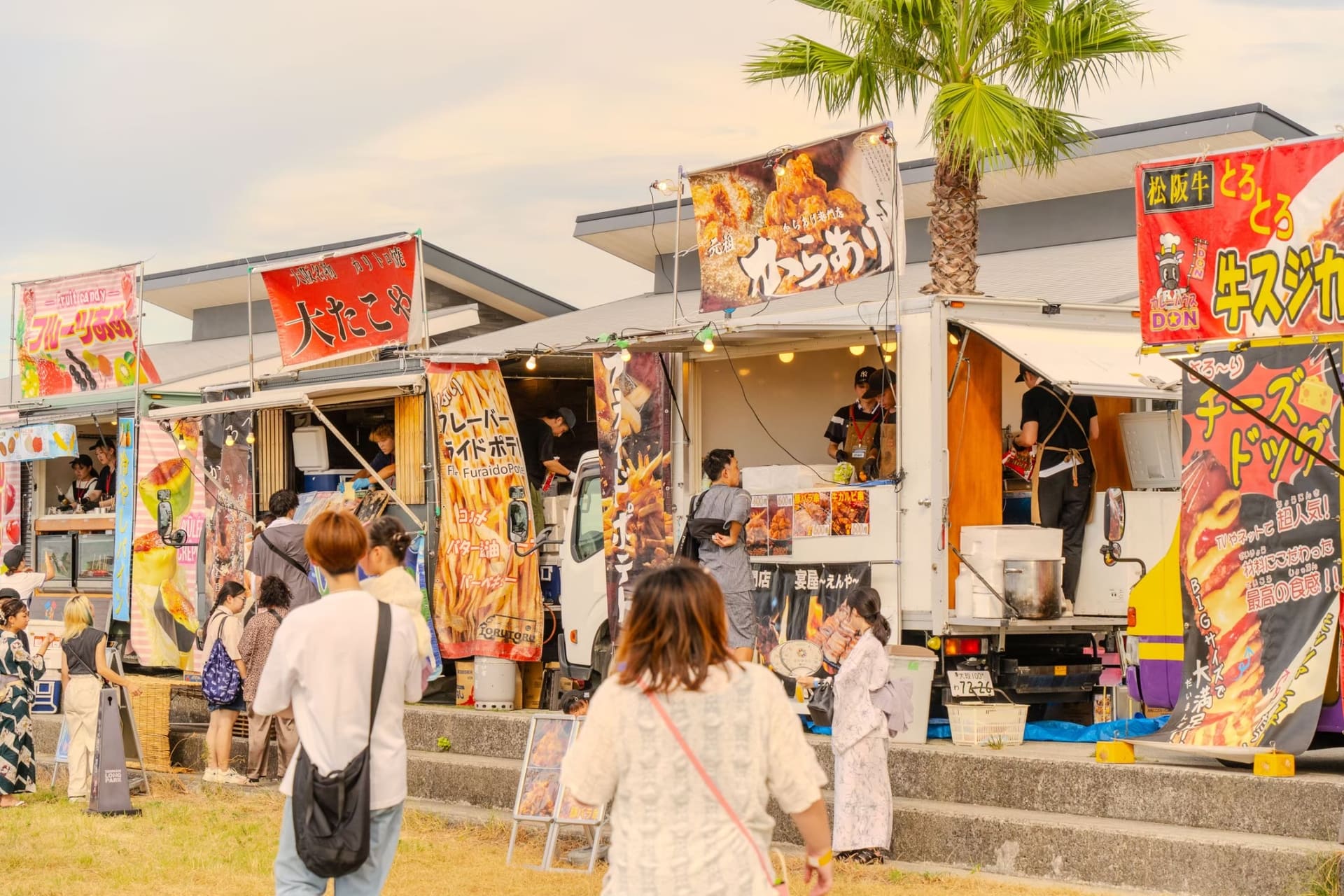 「泉州夢花火」では有料の観覧チケットを販売。花火が打ち上がるまでの時間は、グルメや大道芸、縁日などを楽しめる