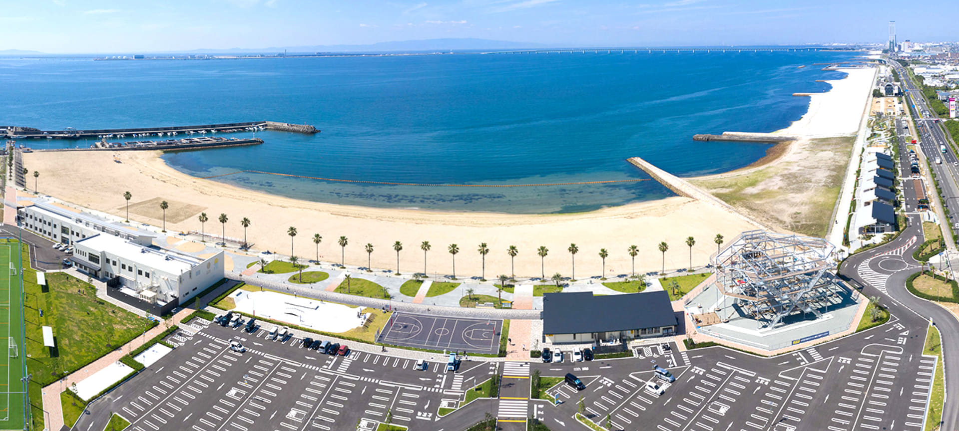 南泉りんくう公園（SENNAN LONG PARK）は関西国際空港の対岸に立地。アスレチックなどのアクティビティやBBQ場、マルシェエリア、グランピングエリアなどを有する