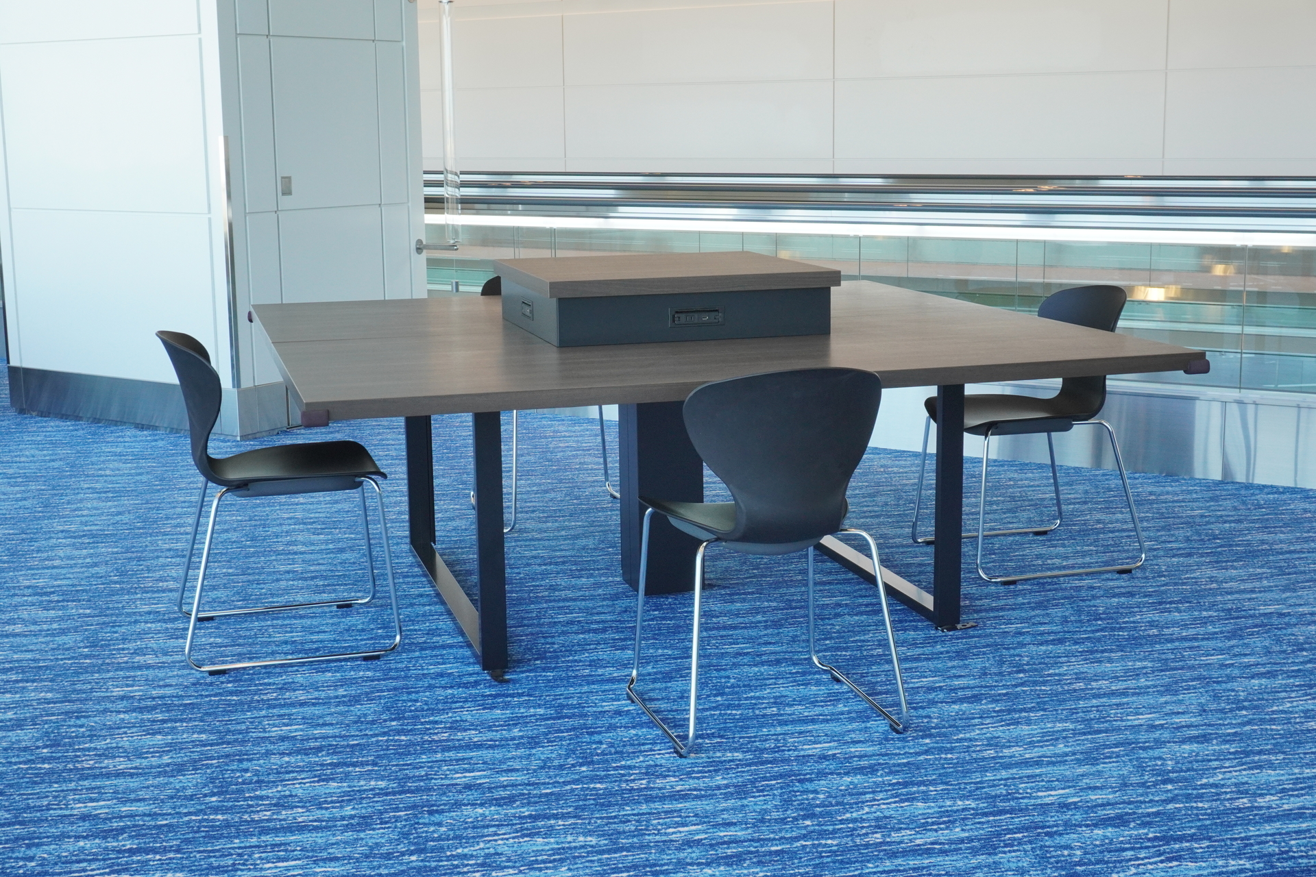 PC作業がしやすい電源付きテーブル席