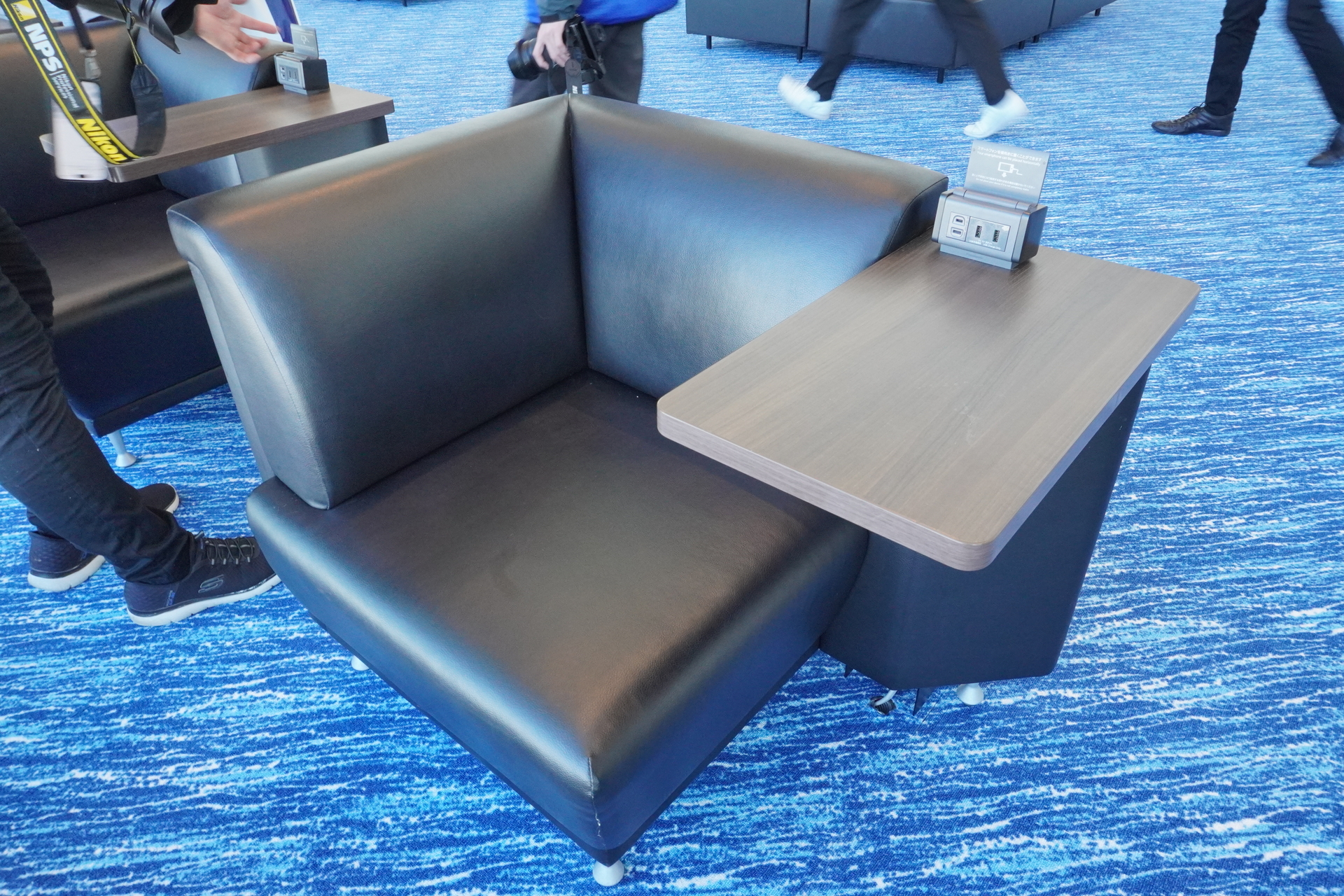 景色を楽しみながらスマホの充電もできる1人ソファ席