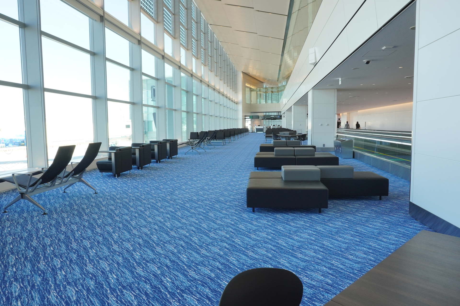 2階の待合室にはいくつか座席の種類があるものの、電源は少ないので注意したい