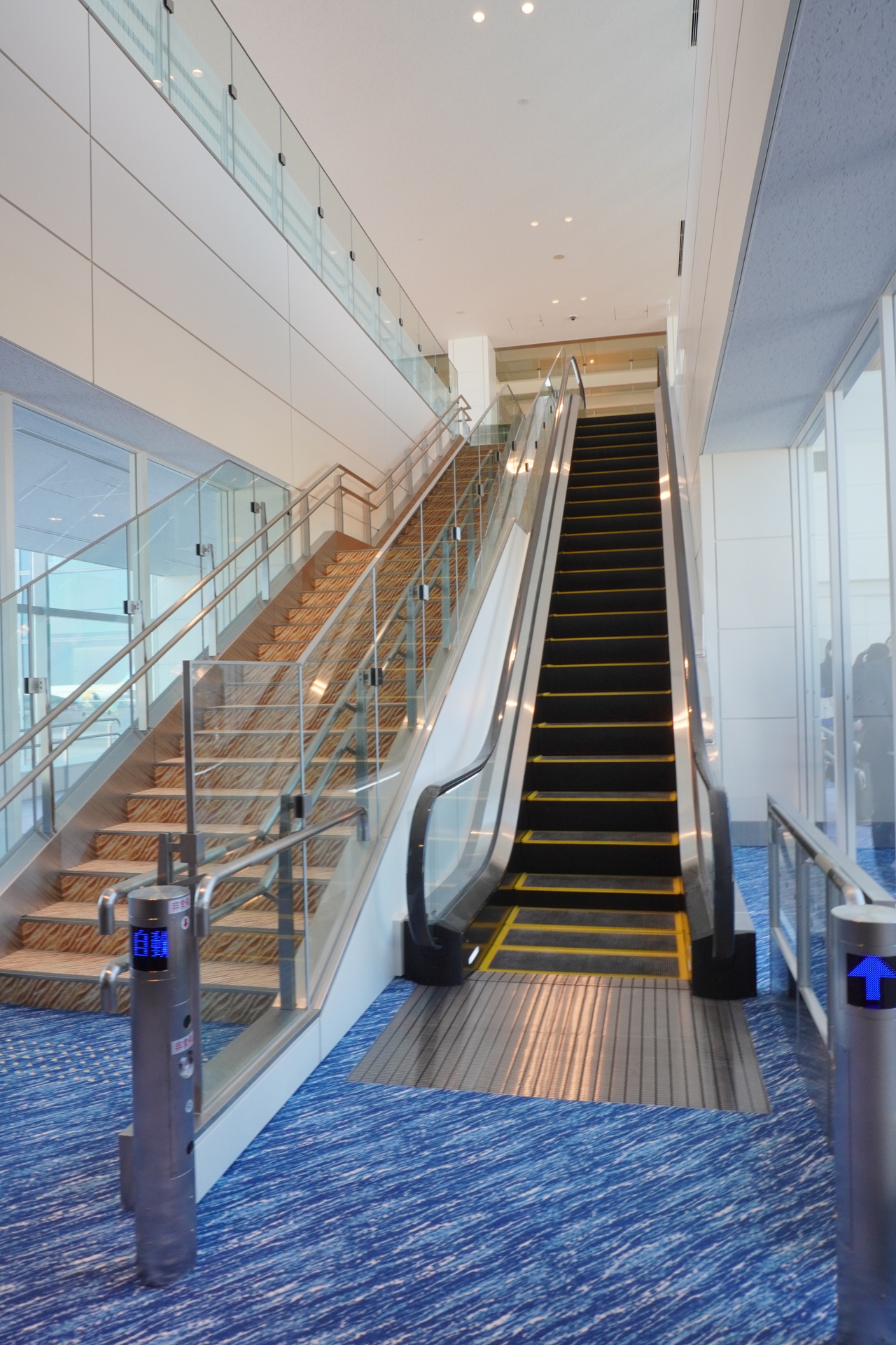 到着の際は、2階から3階へとエスカレーターやエレベーターでの移動が必要