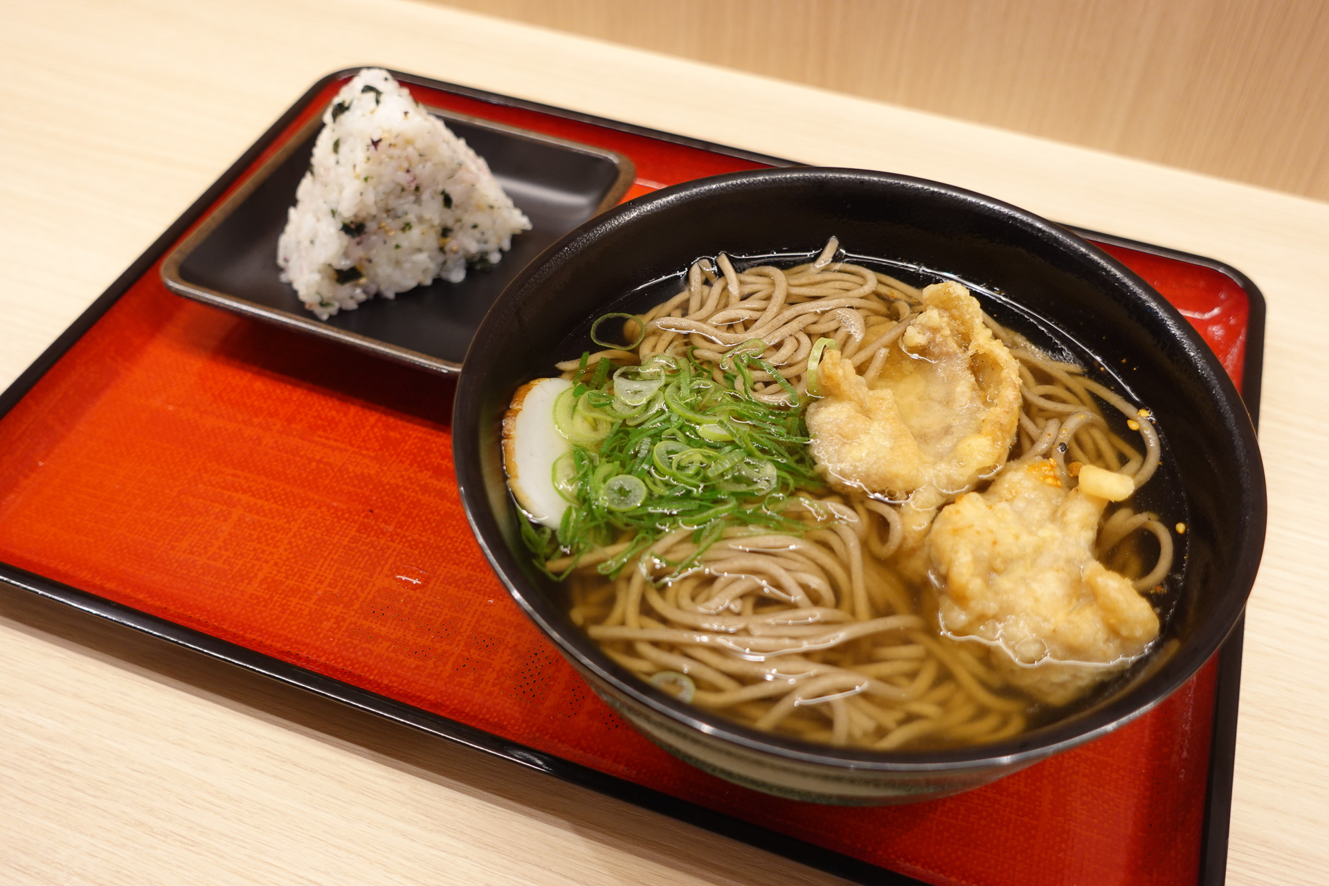 「麺家大阪」唐揚げそば・おにぎりセット