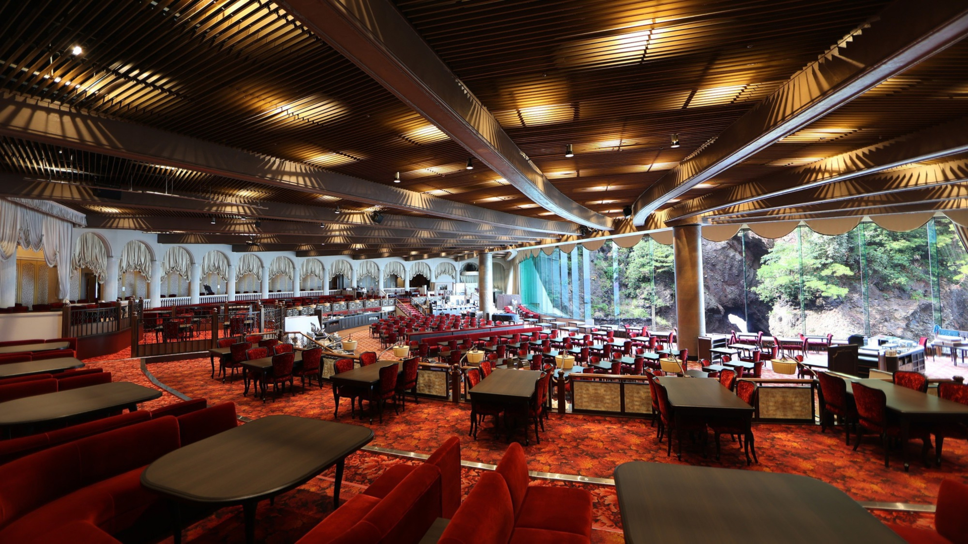 扇型の巨大シアターレストラン「メインダイニング錦」。夕食ビュッフェはステーキやお寿司など約90品