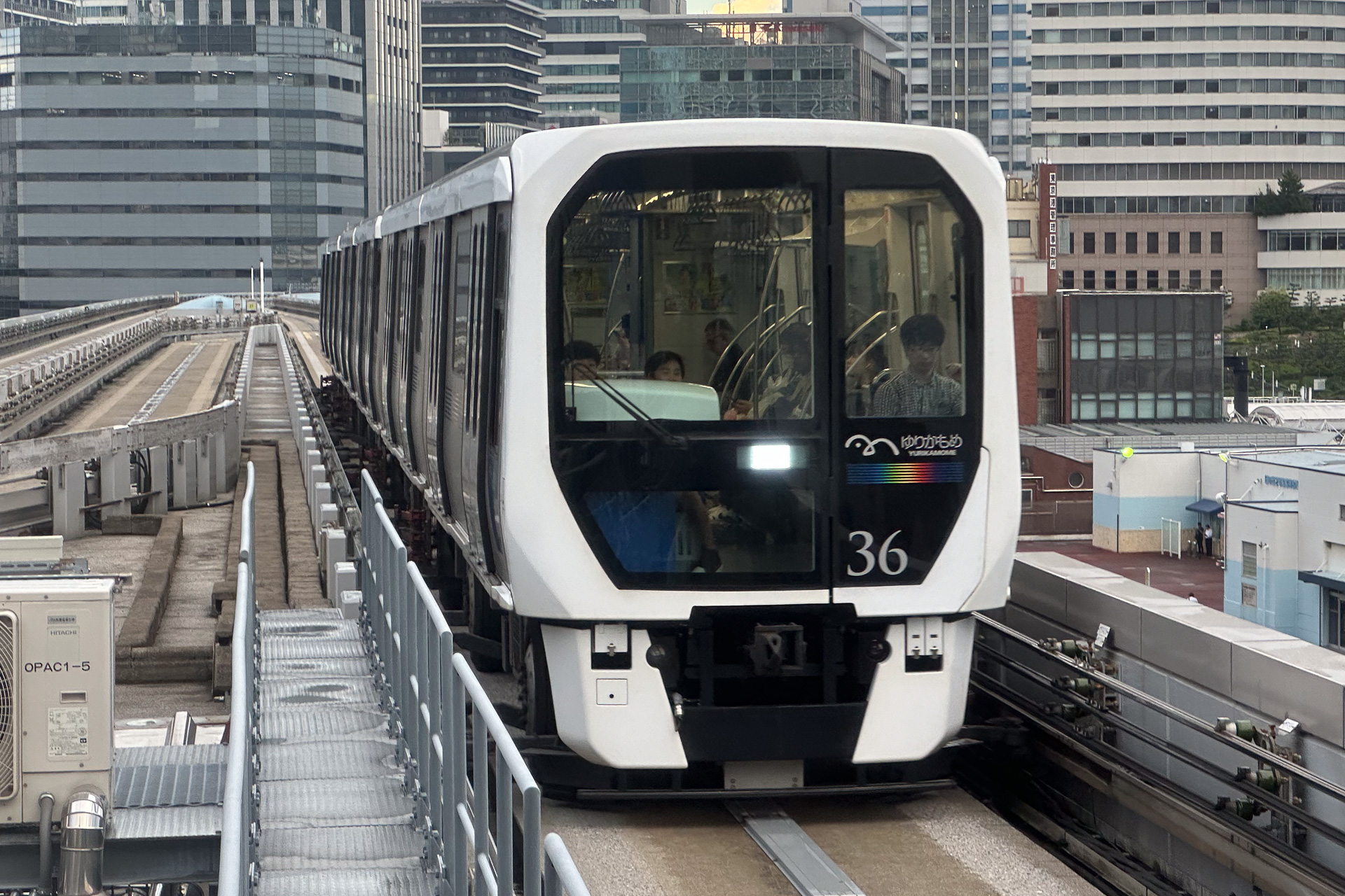 ゆりかもめがQRコード乗車券とタッチ決済による乗車サービスを開始