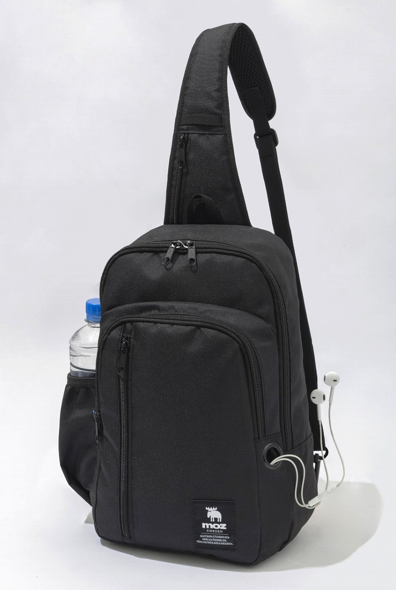 北欧ブランド「moz（モズ）」の多機能ワンショルダーバッグ。フロントにmozのロゴとスウェーデン国旗のタグ