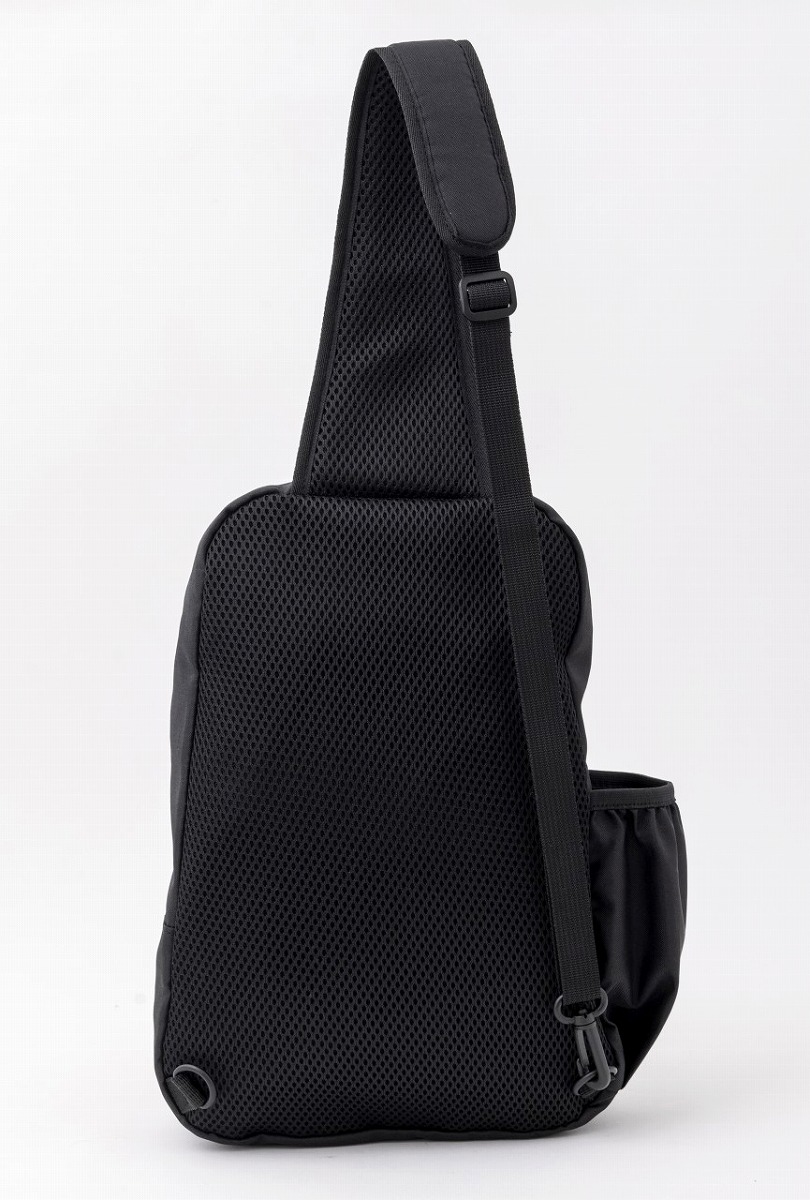 北欧ブランド「moz（モズ）」の多機能ワンショルダーバッグ。フロントにmozのロゴとスウェーデン国旗のタグ