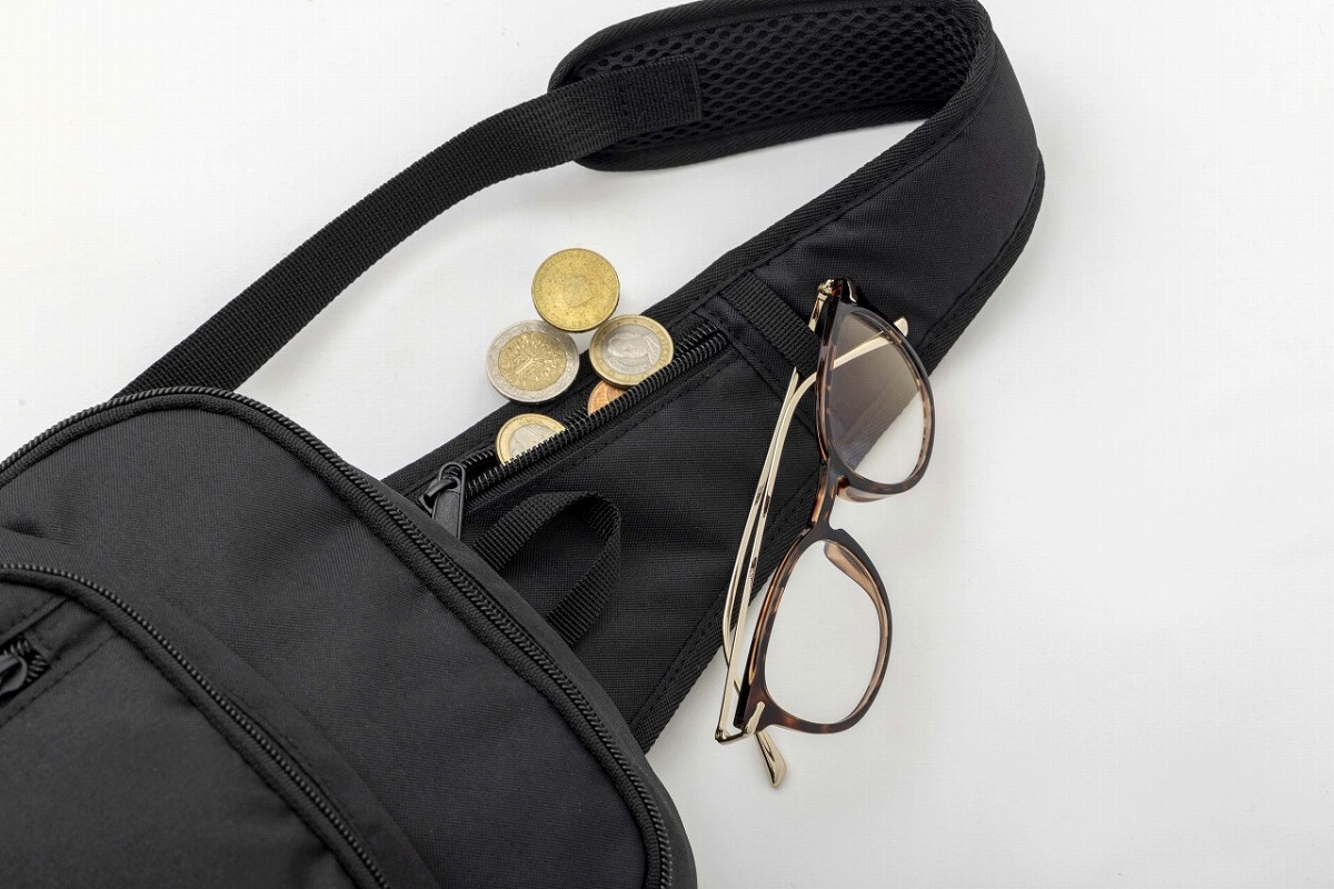 小銭・鍵・イヤフォンなどを入れられるミニポケット