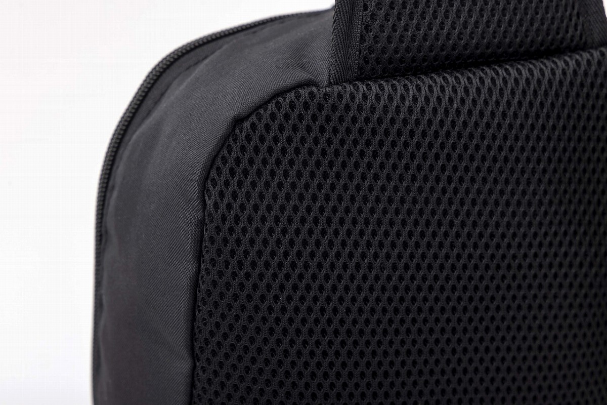 背面は通気性のよいメッシュ素材