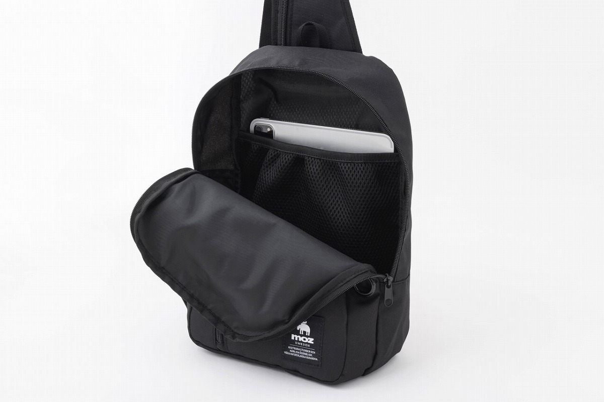 大スペースには、11インチタブレットが入るポケット付き