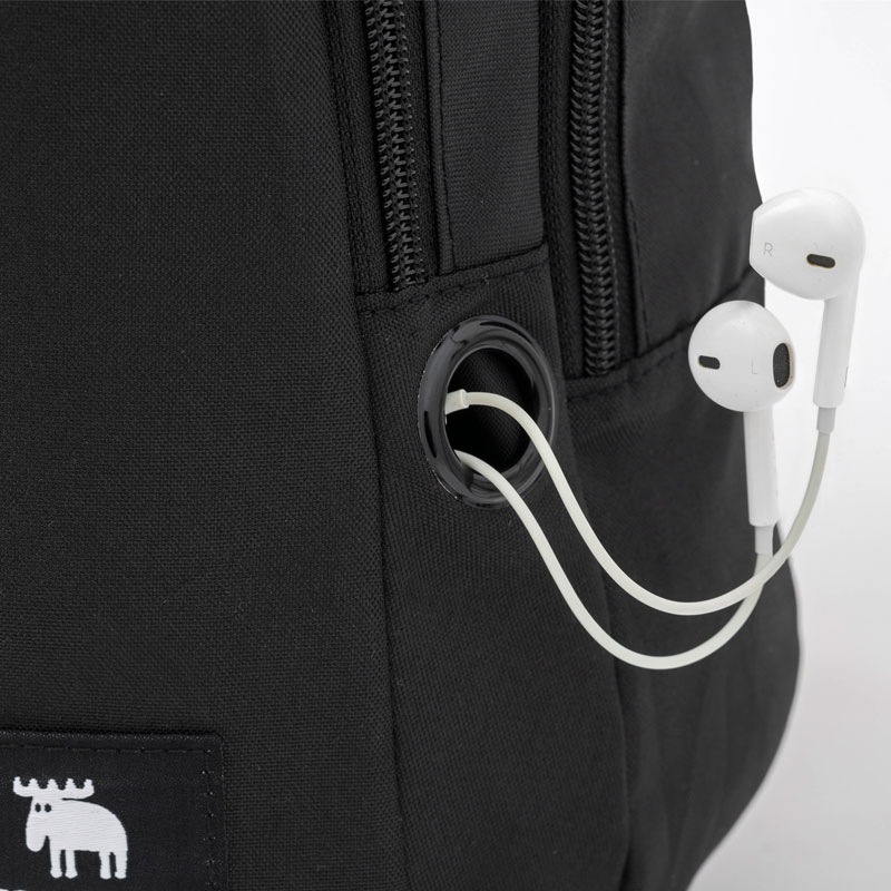 イヤフォンや充電ケーブルを通せるコード穴付き