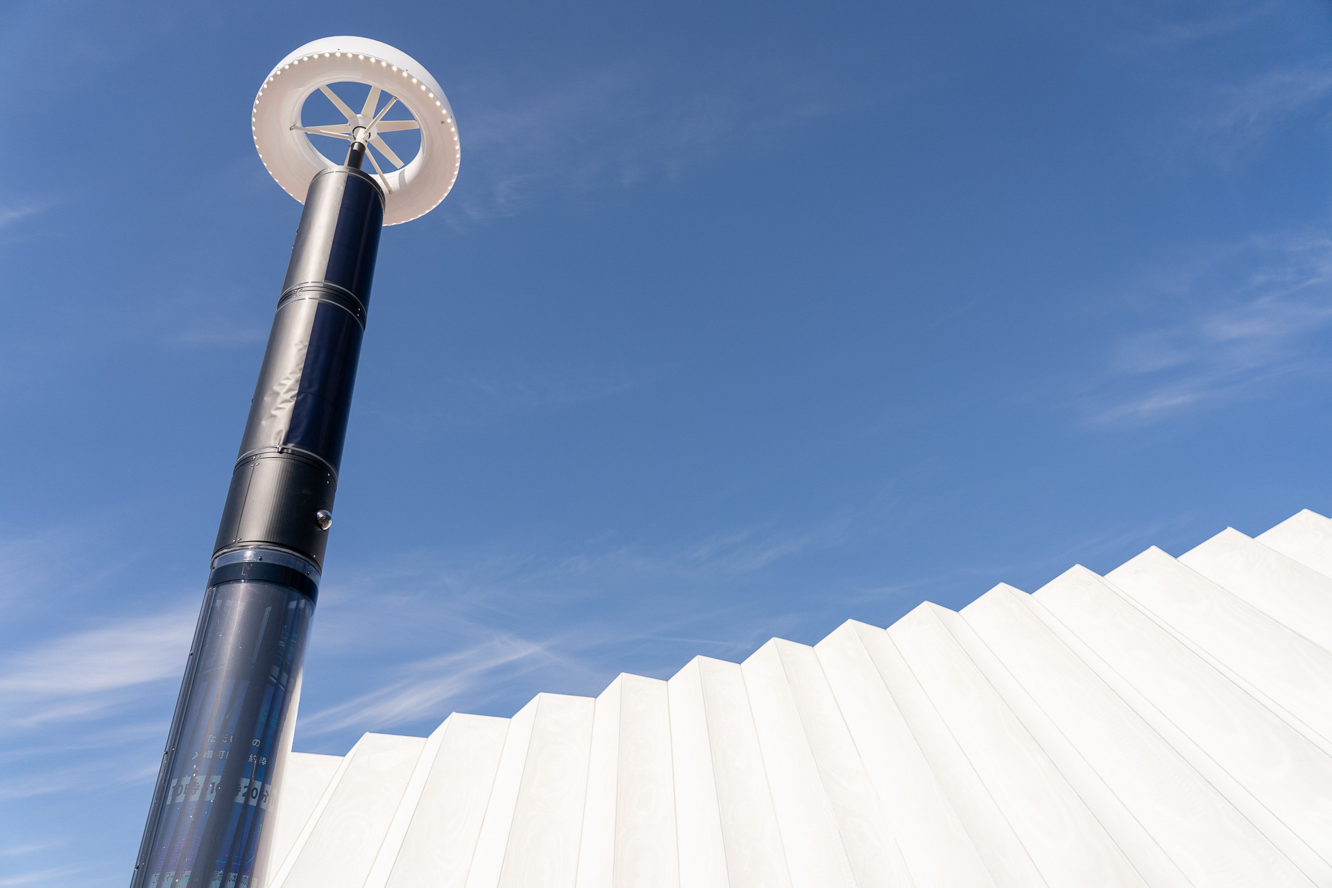 パビリオン前に設置されている高さ6mの屋外スマートポールでは、ペロブスカイト太陽電池によって発電
