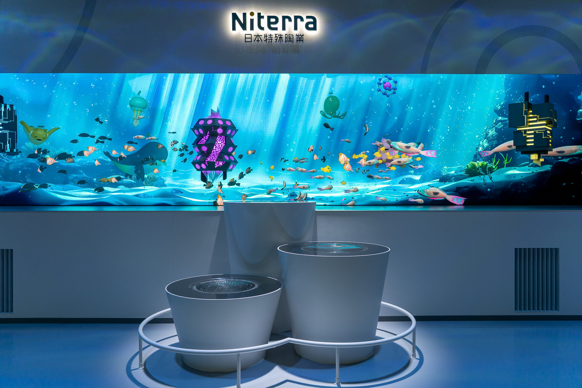 日本特殊陶業のバーチャル水槽には同社の循環技術を宿したオリジナルキャラクター、ニテオンの姿も