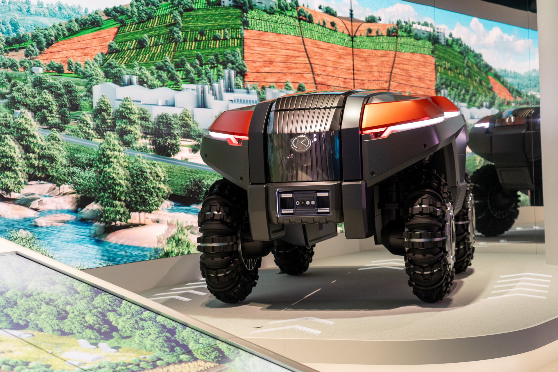 世界初公開の完全無人プラットフォームロボット「Type：V」。作業内容に応じて車体の高さや幅などを変形するという。まるでトランスフォーマーだ