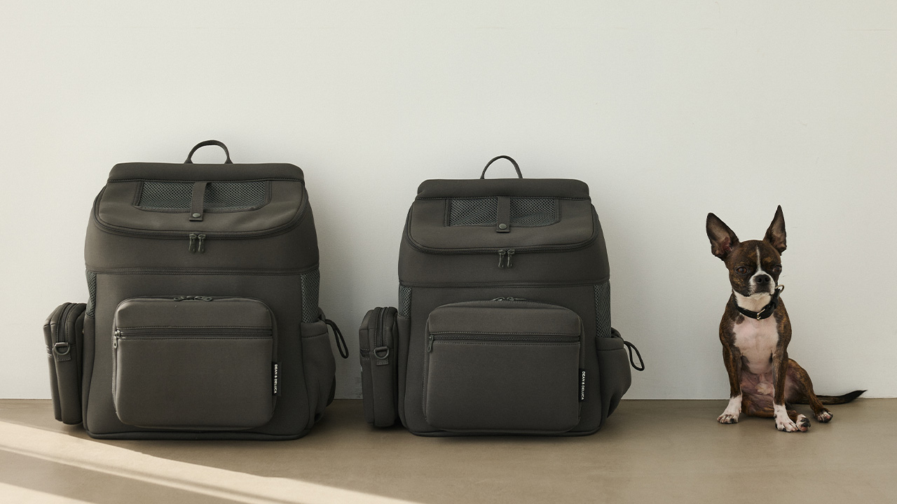 落ち着いたチャコールグレーのカラーと、サイドに付いた取り外し可能なポーチはDEAN＆DELUCA限定。ウェットスーツなどに使用される素材でクッション性があり、お手入れもしやすい