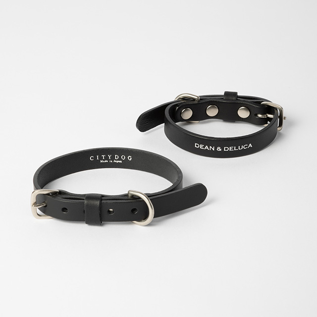レザーカラーブラックとレザーリード。DEAN＆DELUCAとCITYDOGのロゴを刻印し、マットシルバーの金具を採用した上品なデザインで、使い込むほどに革本来の味が出る