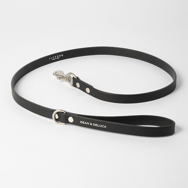レザーカラーブラックとレザーリード。DEAN＆DELUCAとCITYDOGのロゴを刻印し、マットシルバーの金具を採用した上品なデザインで、使い込むほどに革本来の味が出る