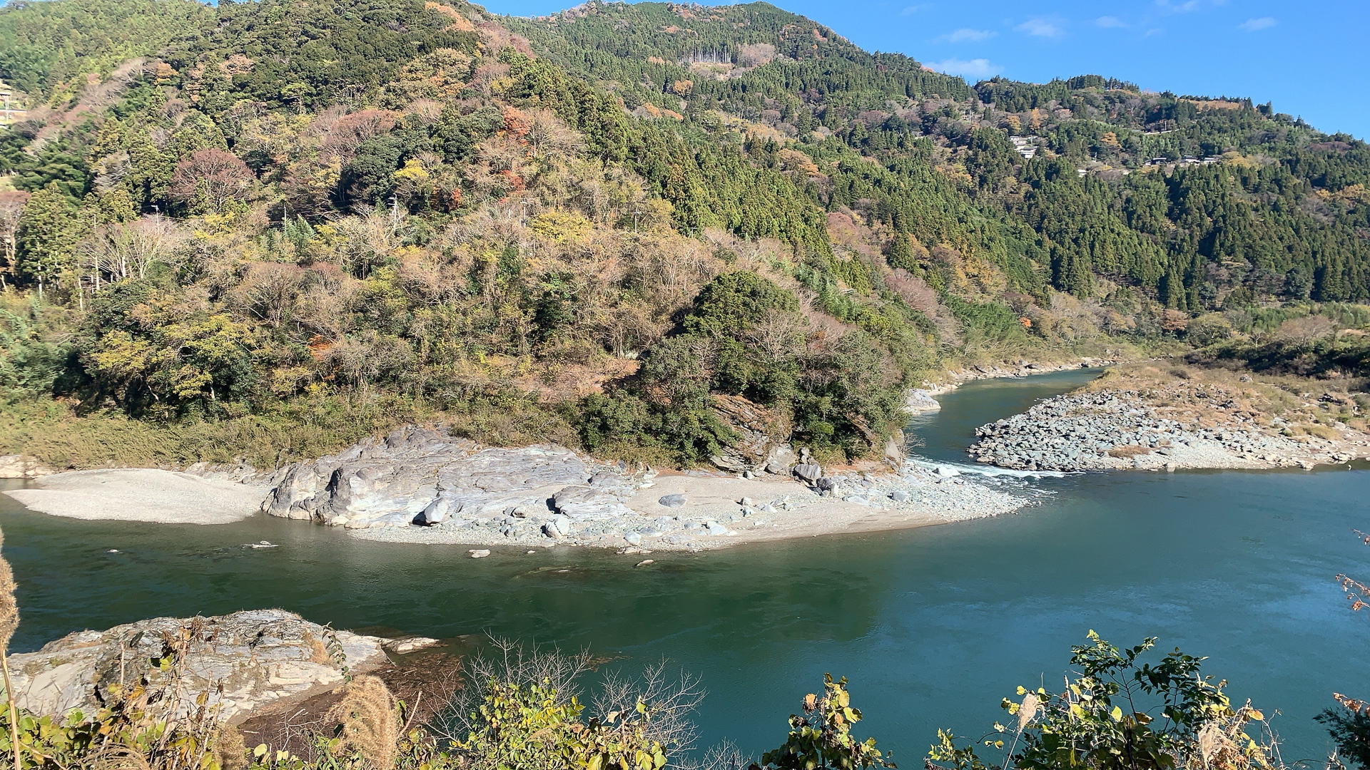 雄大な吉野川が出迎えてくれます。