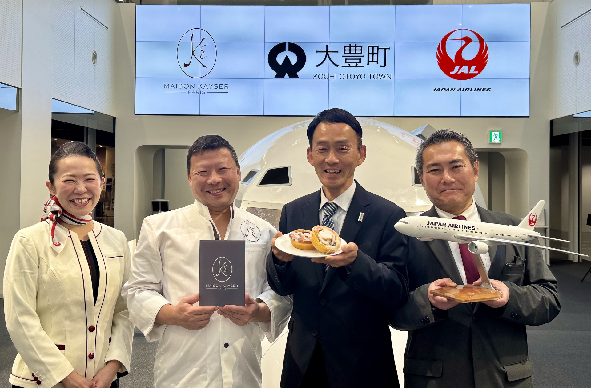 高知県大豊町・メゾンカイザー・JAL3社によるお披露目会。（左から）日本航空株式会社 ふるさと応援隊 坂田萌、株式会社ブーランジェリーエリックカイザージャポン 代表取締役 木村周一郎氏、大豊町 町長 下村賢彦氏、日本航空株式会社 高知支店 支店長 山中謙治
