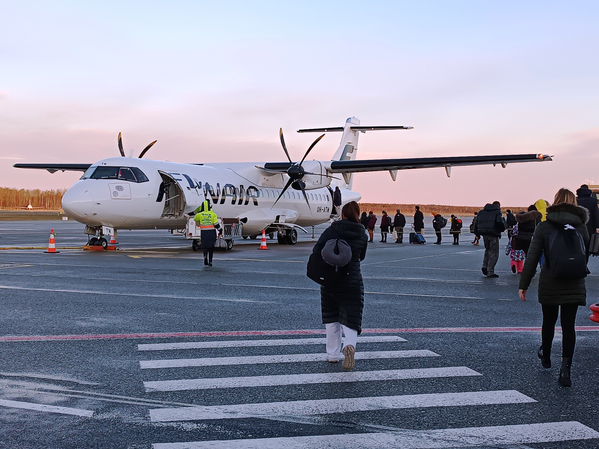 ラトビアからフィンランドに。よく見ると、パイロットがサンタの帽子をかぶっています