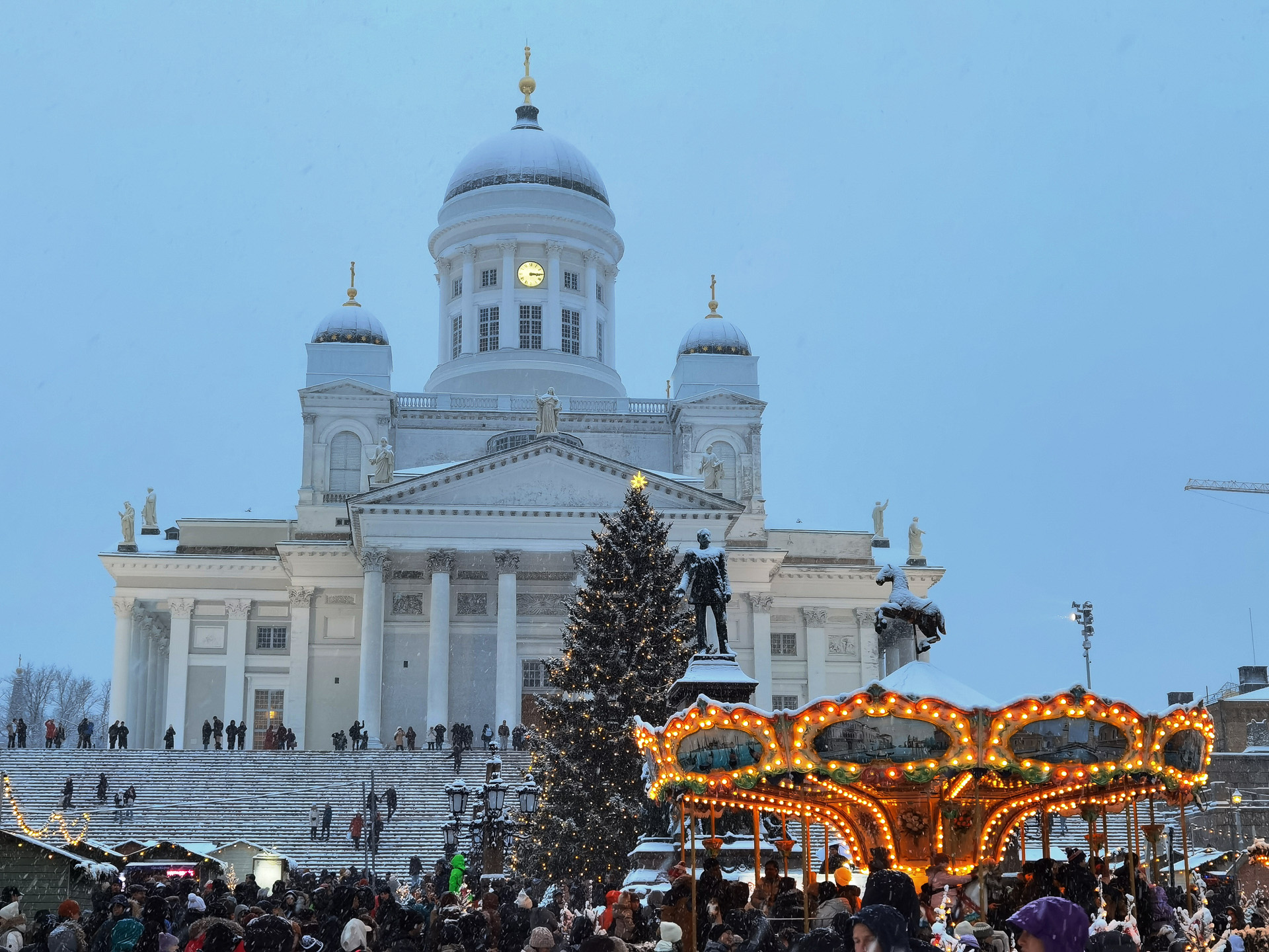 サンタさんも写真撮影に忙しそう