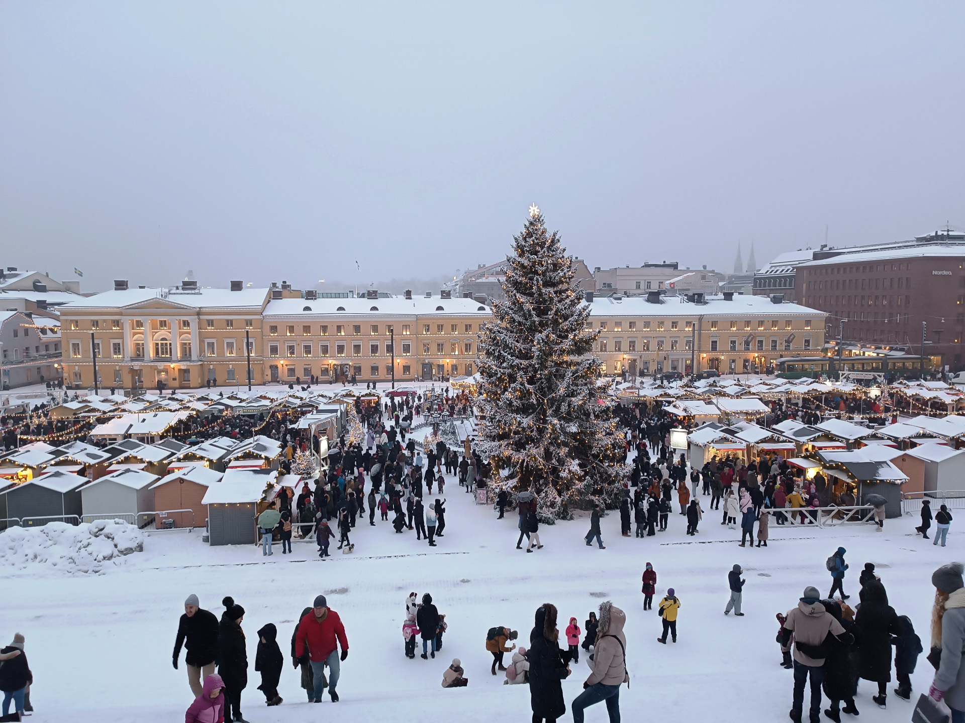 サンタさんも写真撮影に忙しそう