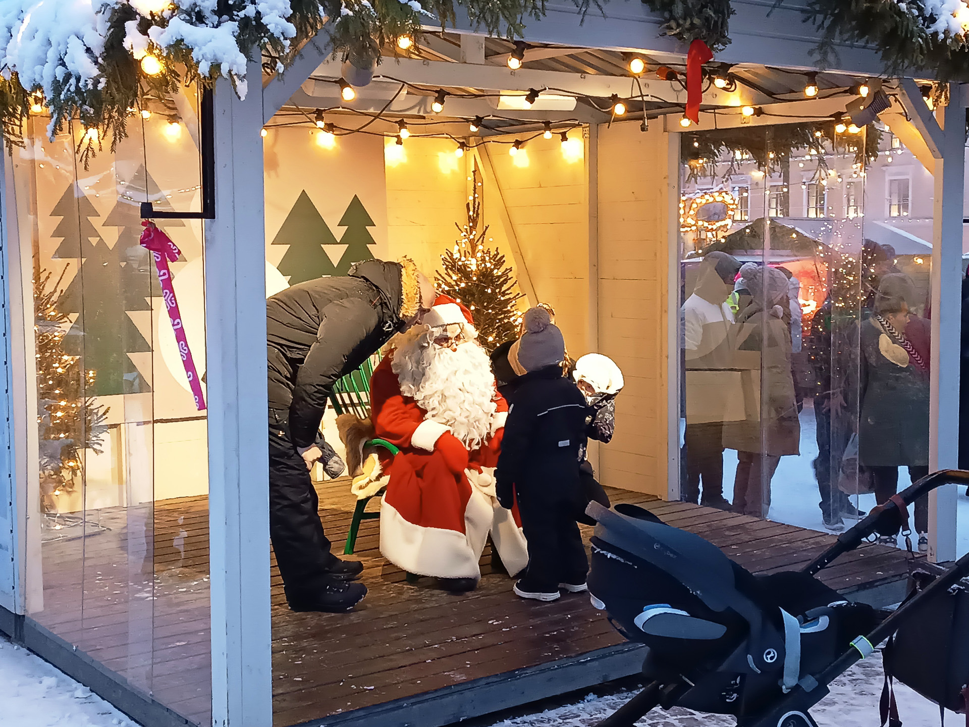 サンタさんも写真撮影に忙しそう