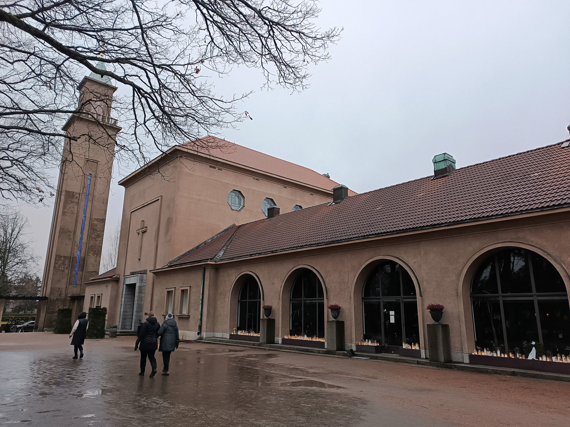 絶え間なく人が訪れていたヒエタニエミ墓地